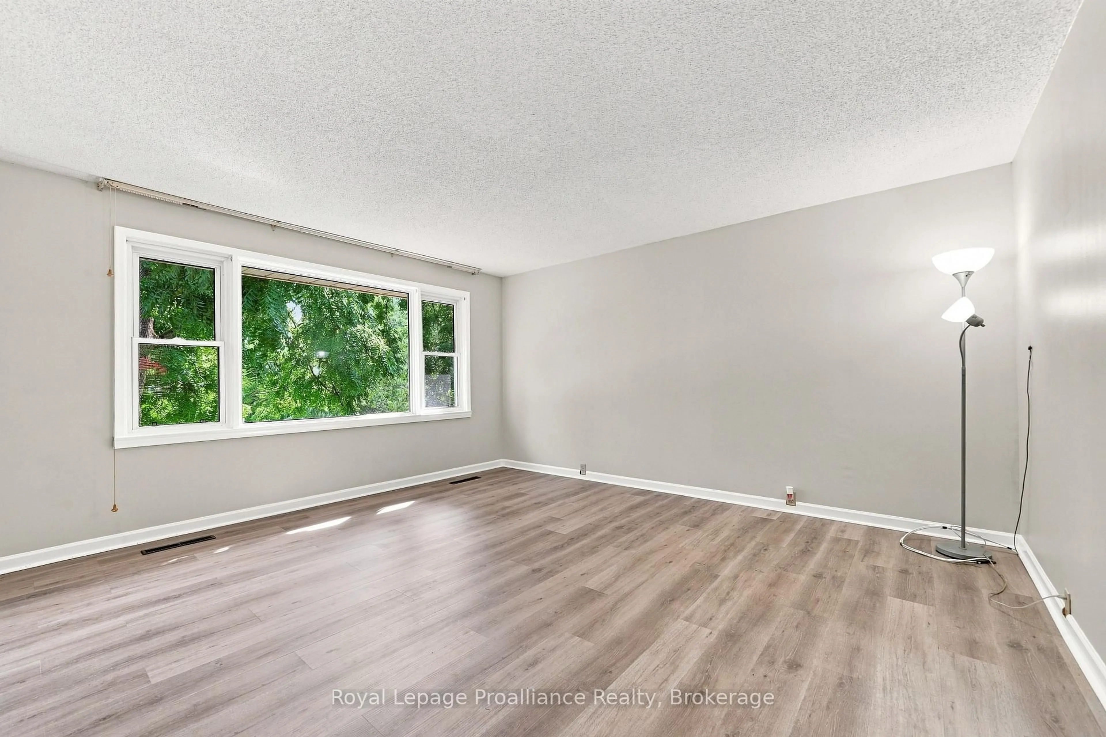 A pic of a room for 15 Elvins Gdns, Belleville Ontario K8P 2T2