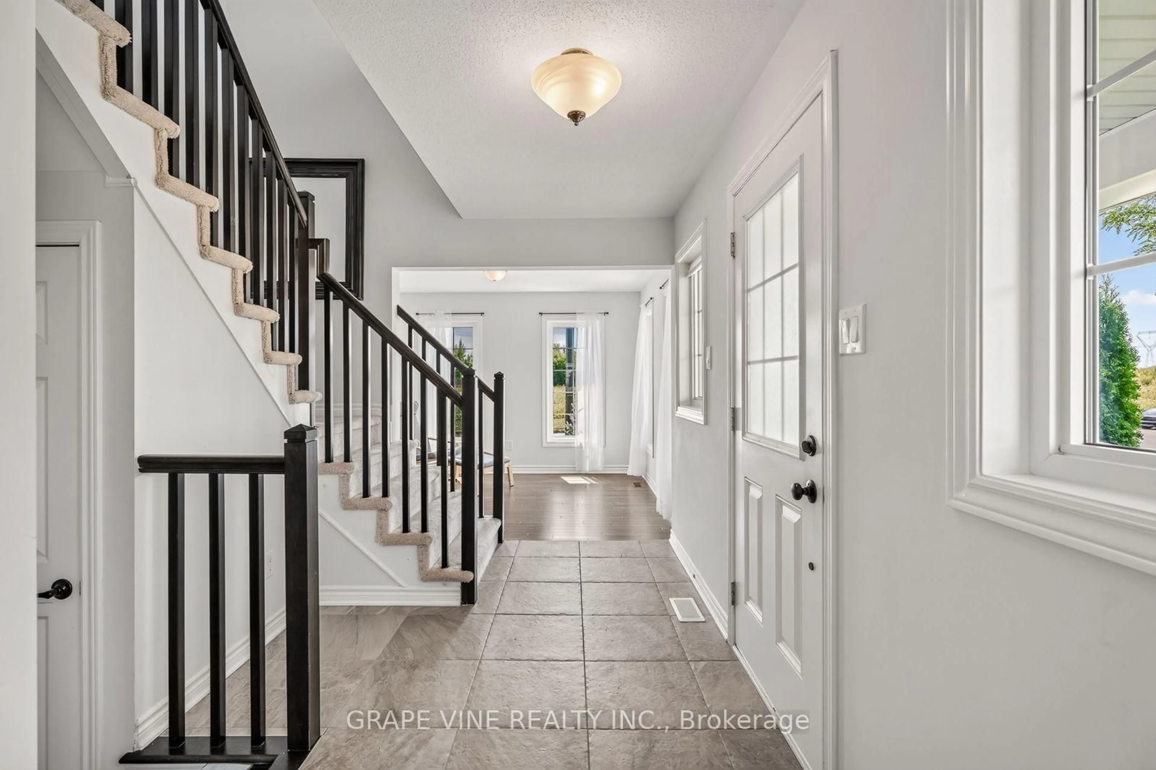 Indoor entryway for 210 CLINTONIA St, Ottawa Ontario K2V 0K3