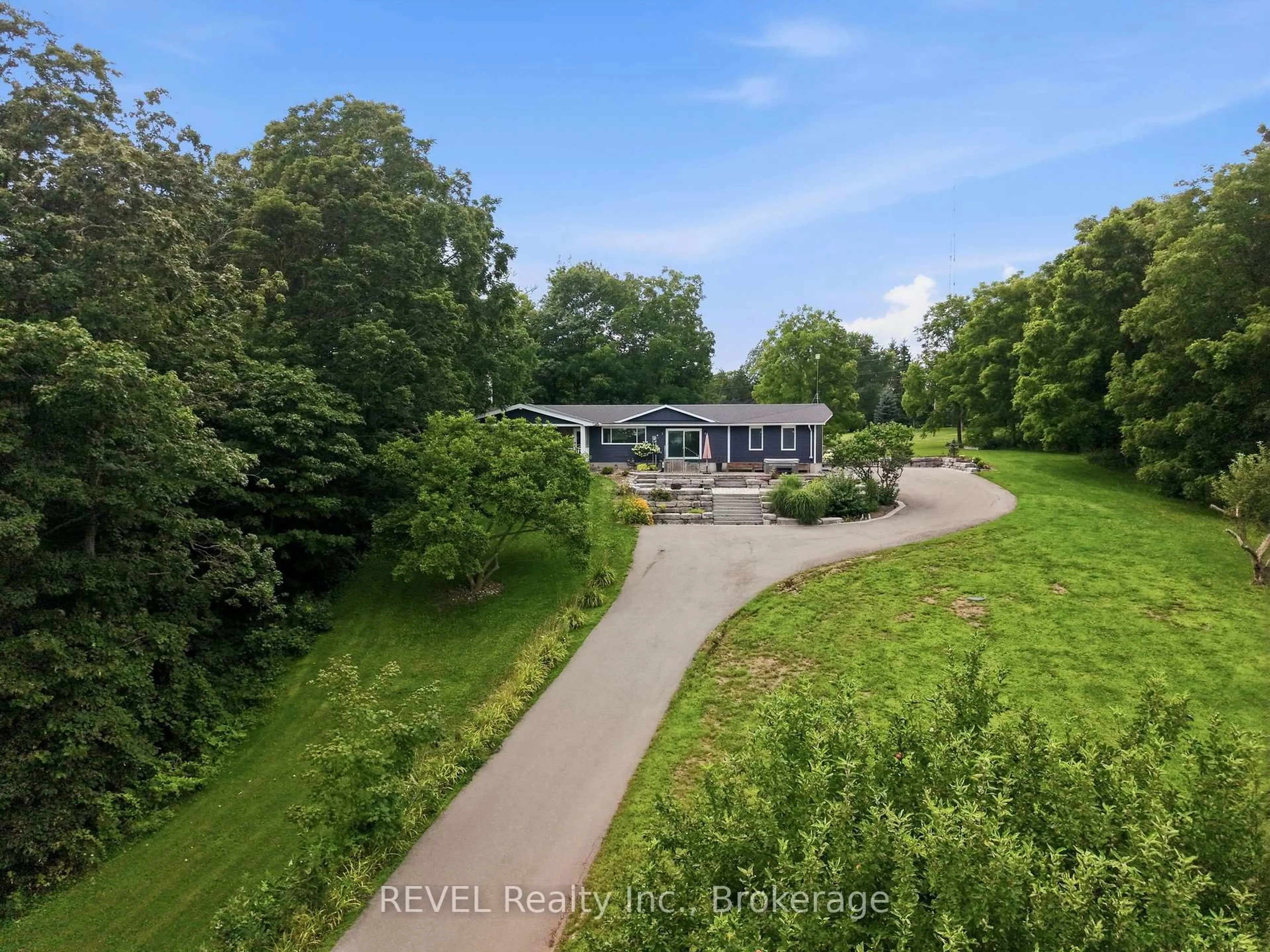 A pic from outside/outdoor area/front of a property/back of a property/a pic from drone, unknown for 4030 MOUNTAINVIEW Rd, Lincoln Ontario L3J 2C8