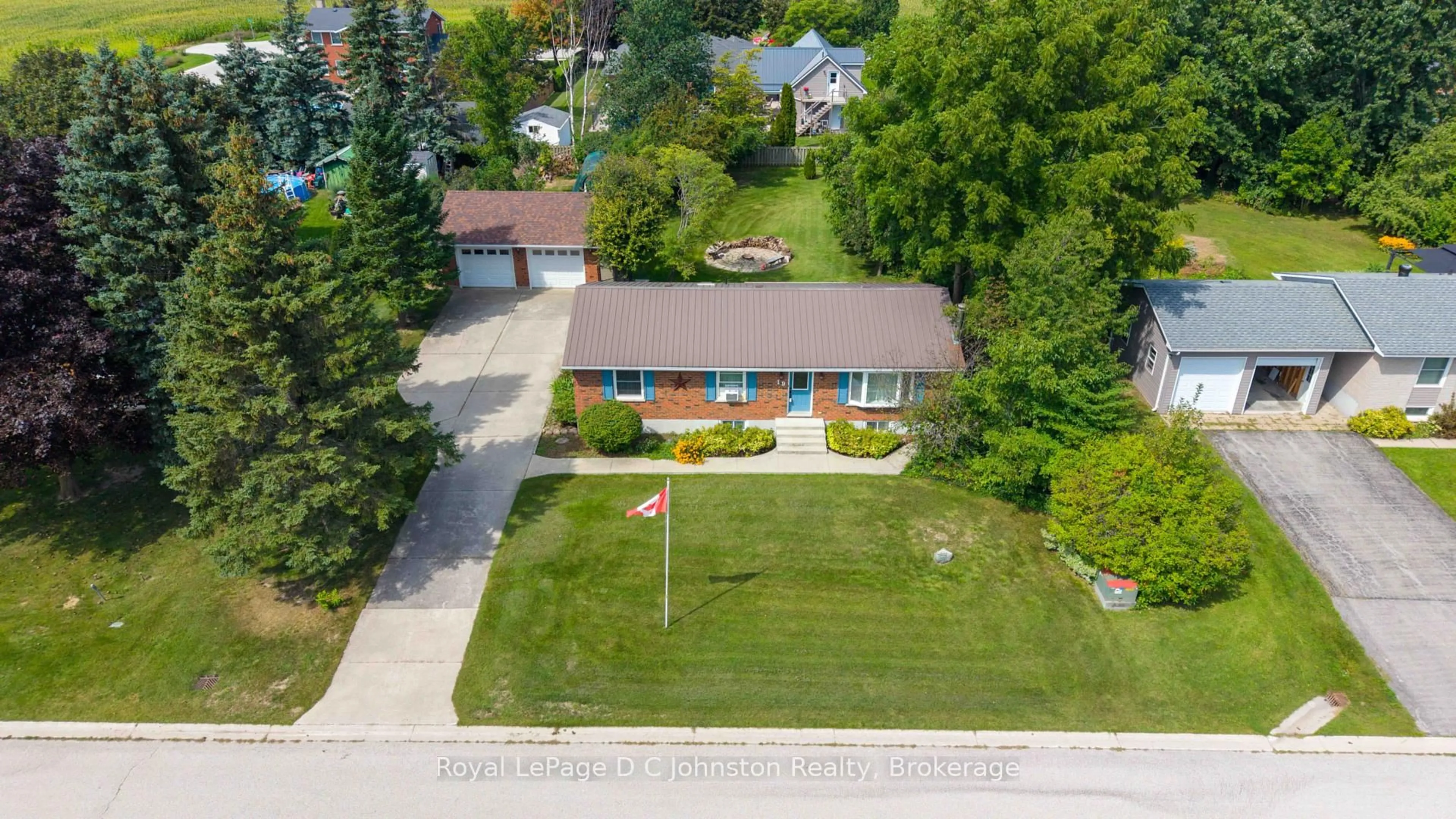 A pic from outside/outdoor area/front of a property/back of a property/a pic from drone, street for 19 Smith St, Kincardine Ontario N0G 2T0