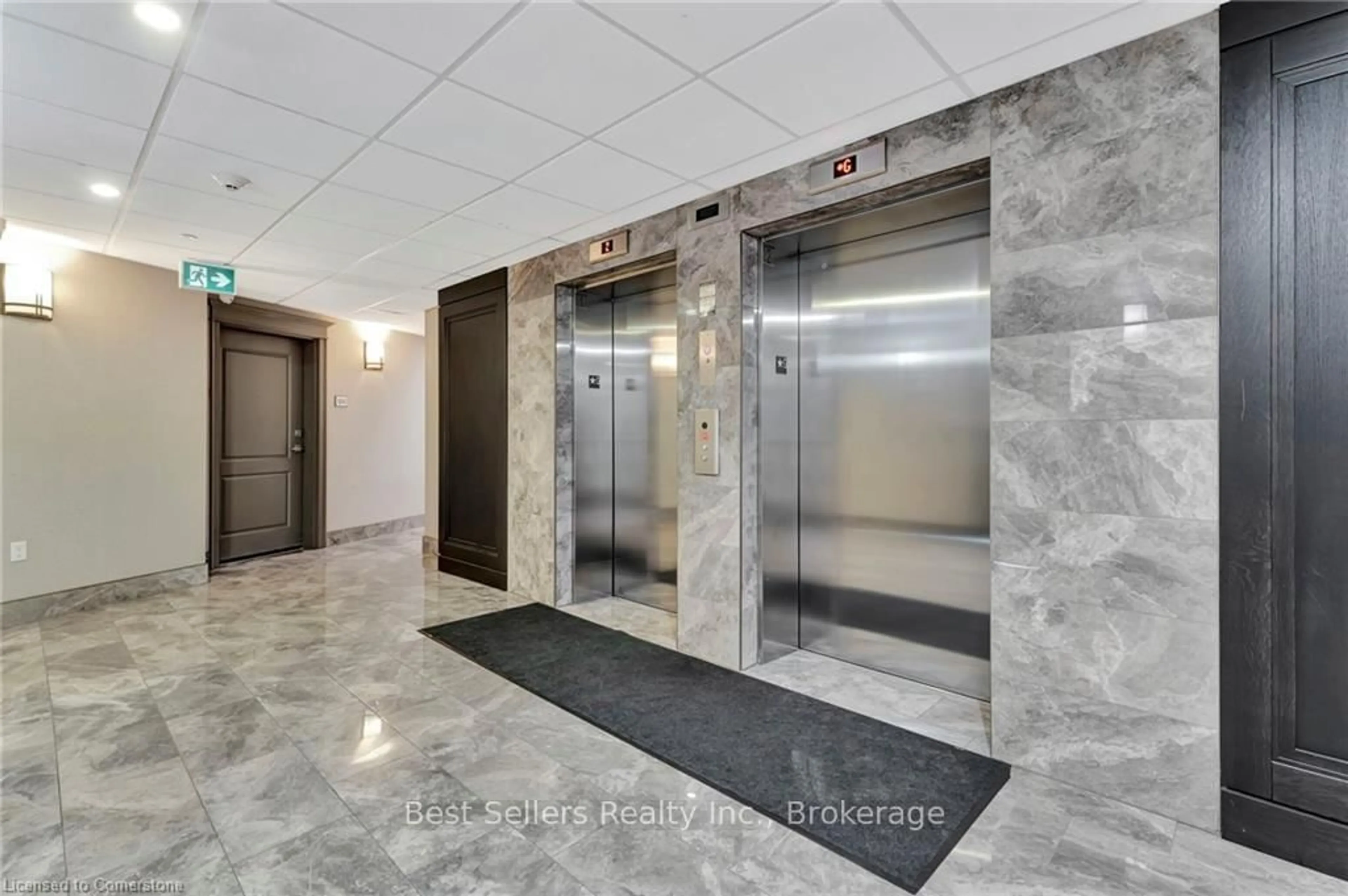Indoor foyer for 125 Shoreview Pl #208, Hamilton Ontario L8E 0K3