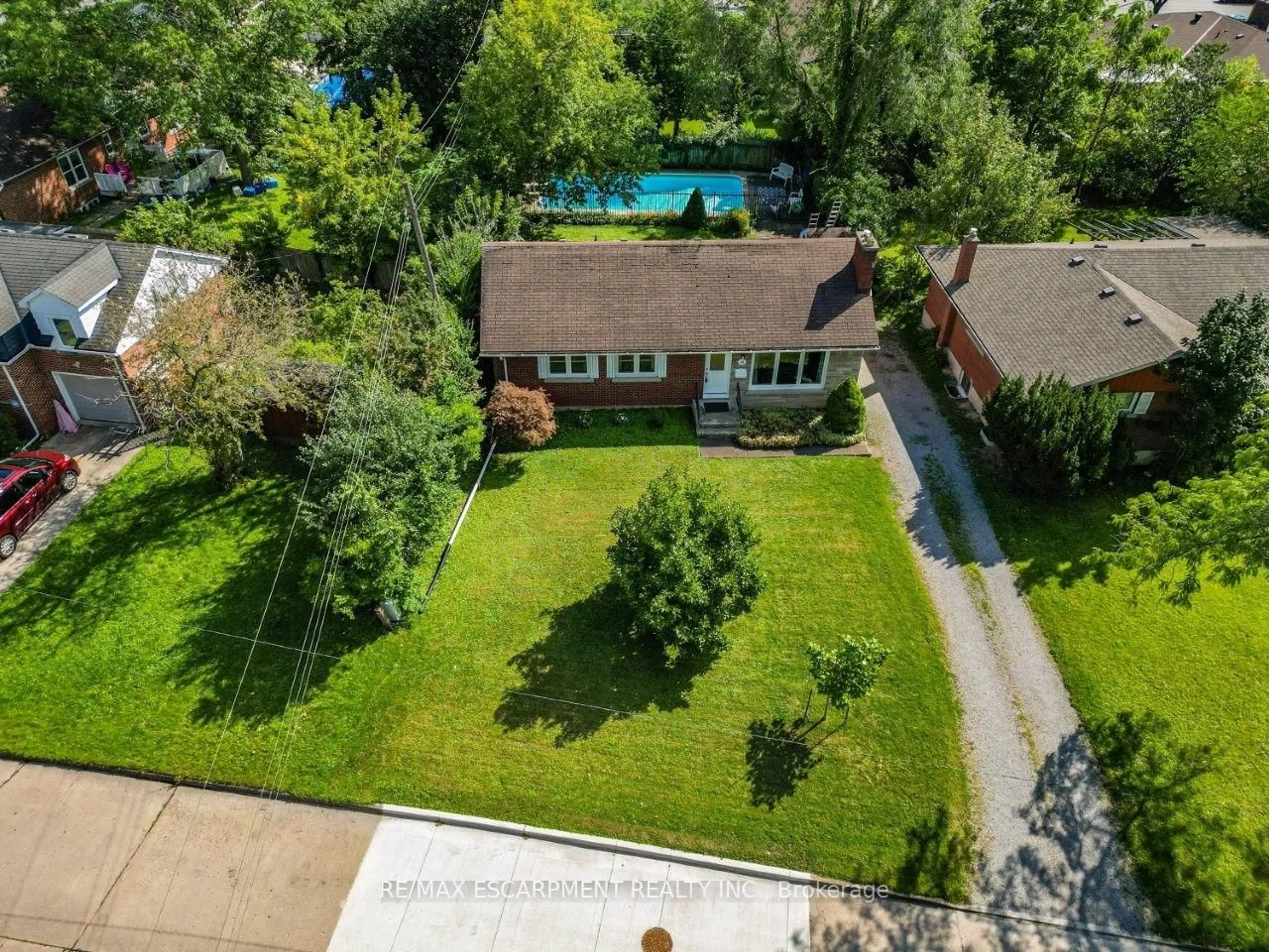 A pic from outside/outdoor area/front of a property/back of a property/a pic from drone, street for 16 Byrne Blvd, St. Catharines Ontario L2T 2H7