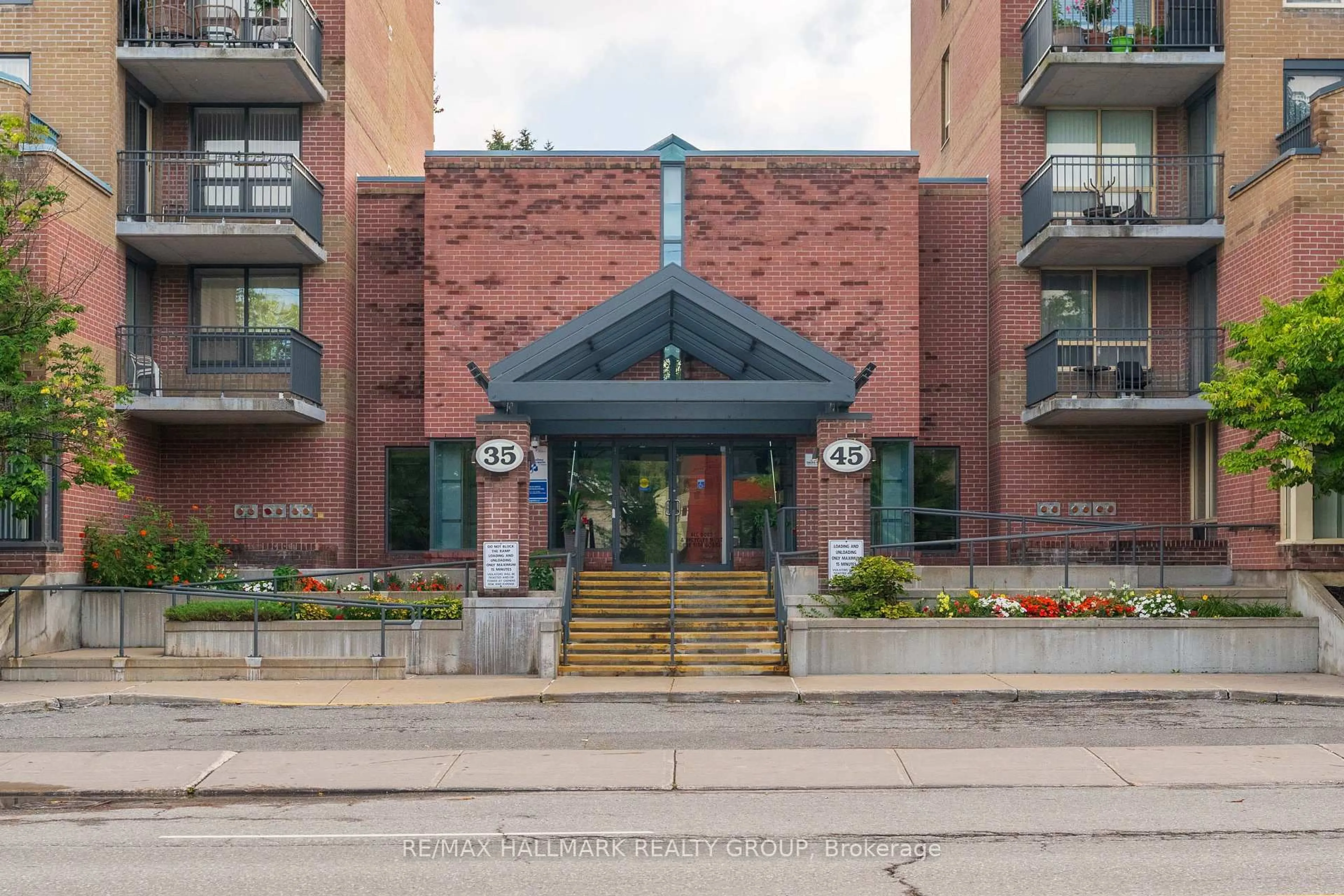 Indoor foyer for 45 Holland Ave #616, Ottawa Ontario K1Y 4S3