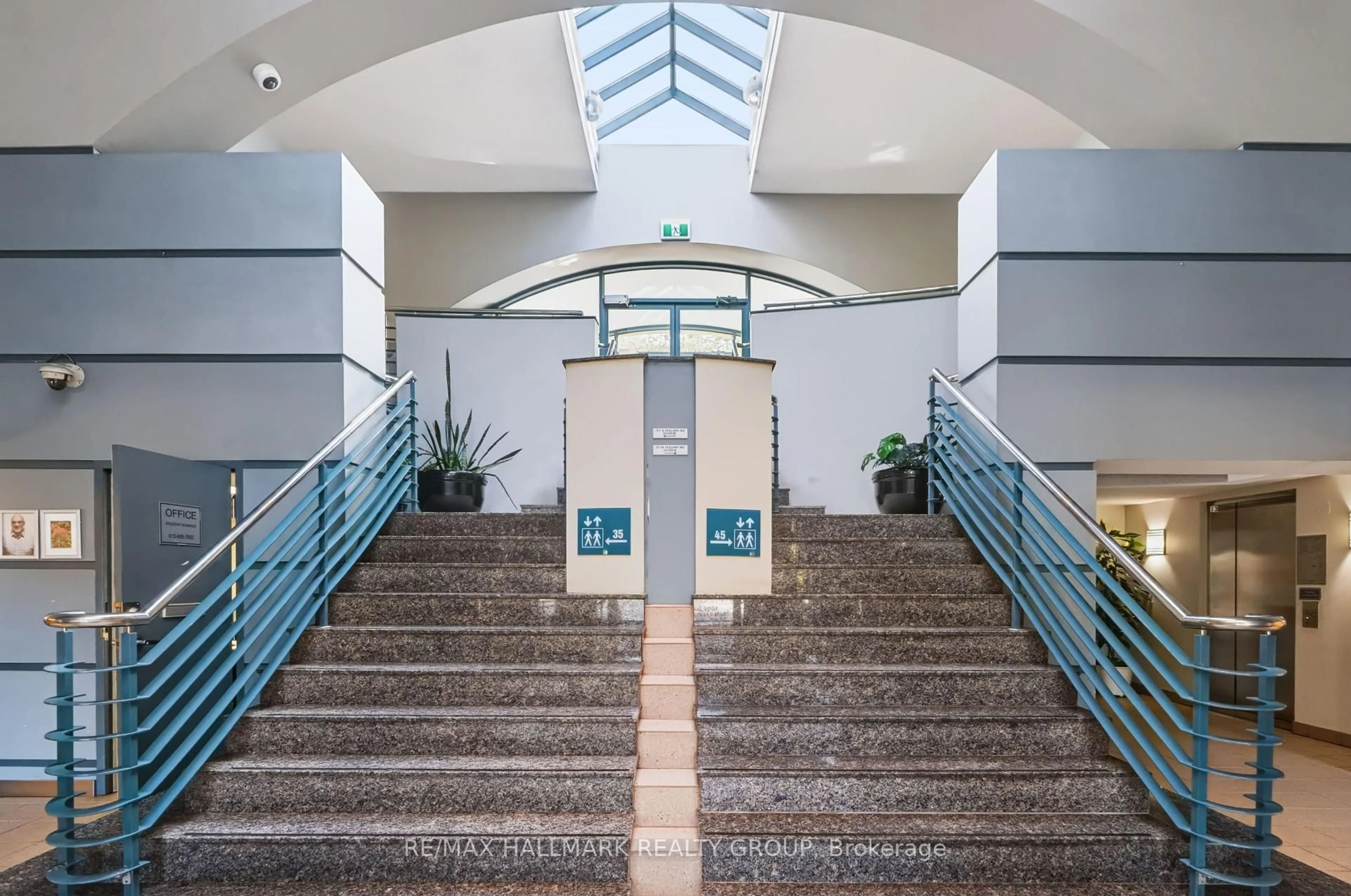 Indoor foyer for 45 Holland Ave #616, Ottawa Ontario K1Y 4S3