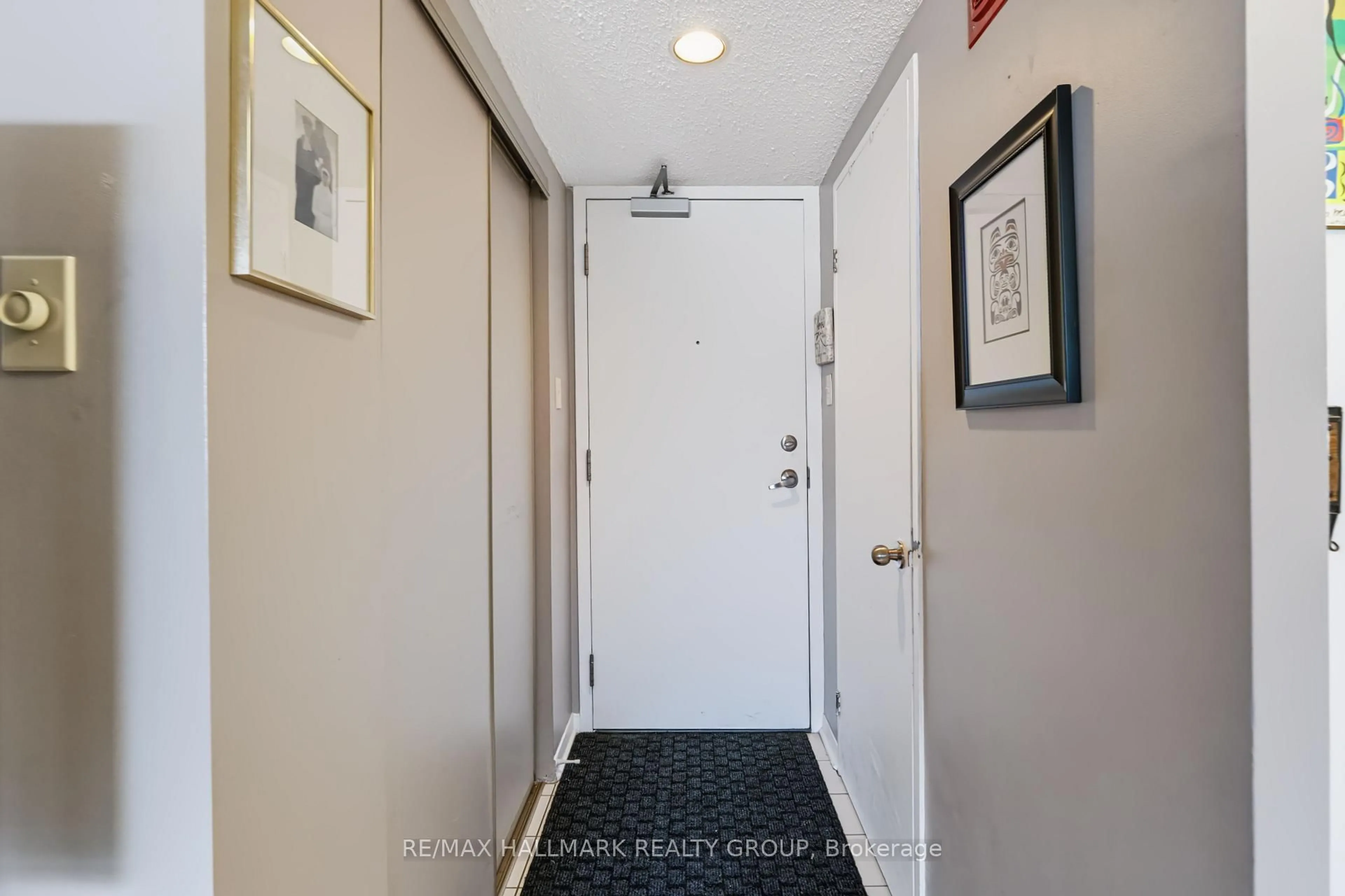Indoor entryway for 45 Holland Ave #616, Ottawa Ontario K1Y 4S3