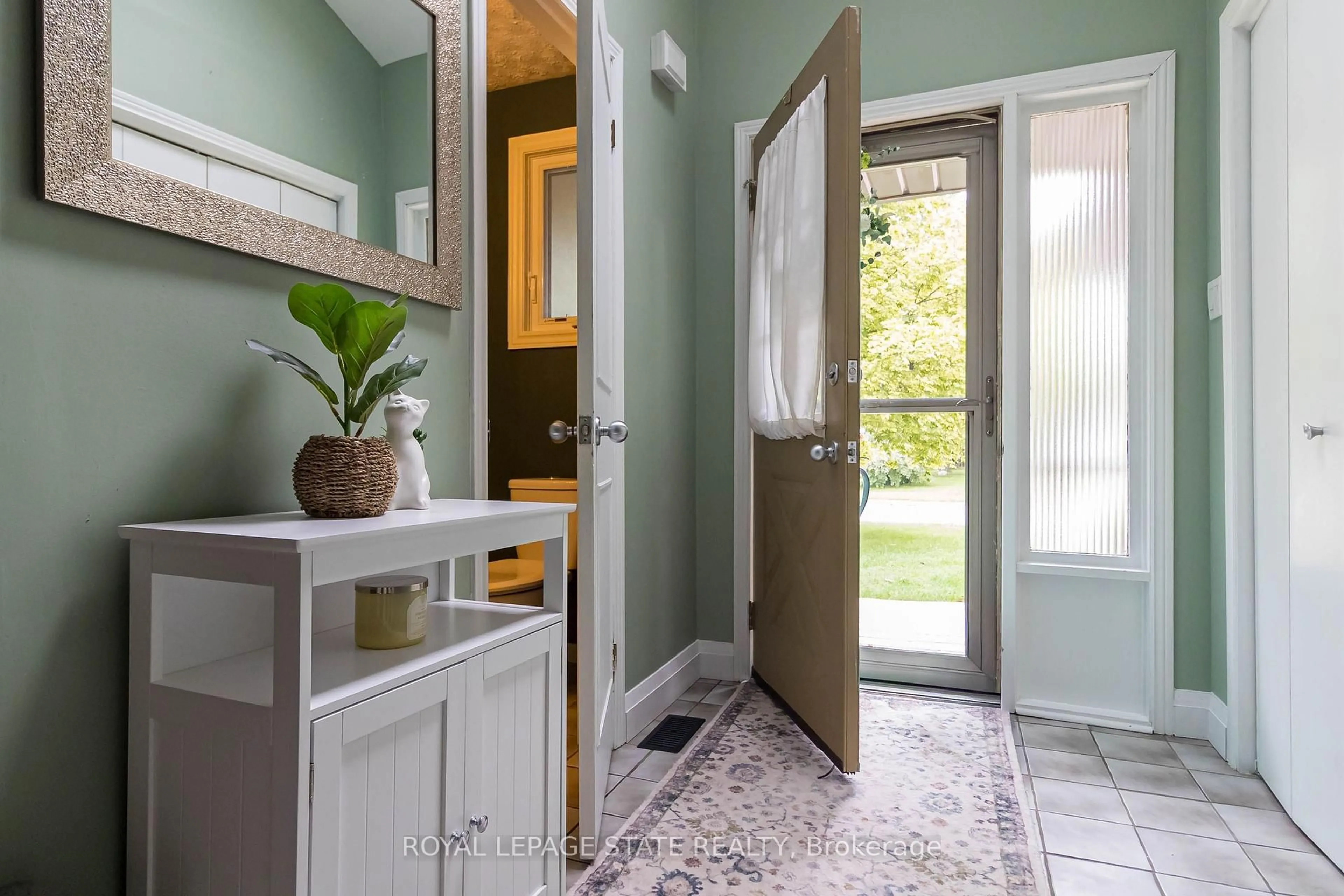 Contemporary bathroom, ceramic/tile floor for 4 Gillespie Crt, Cambridge Ontario N3C 3N2