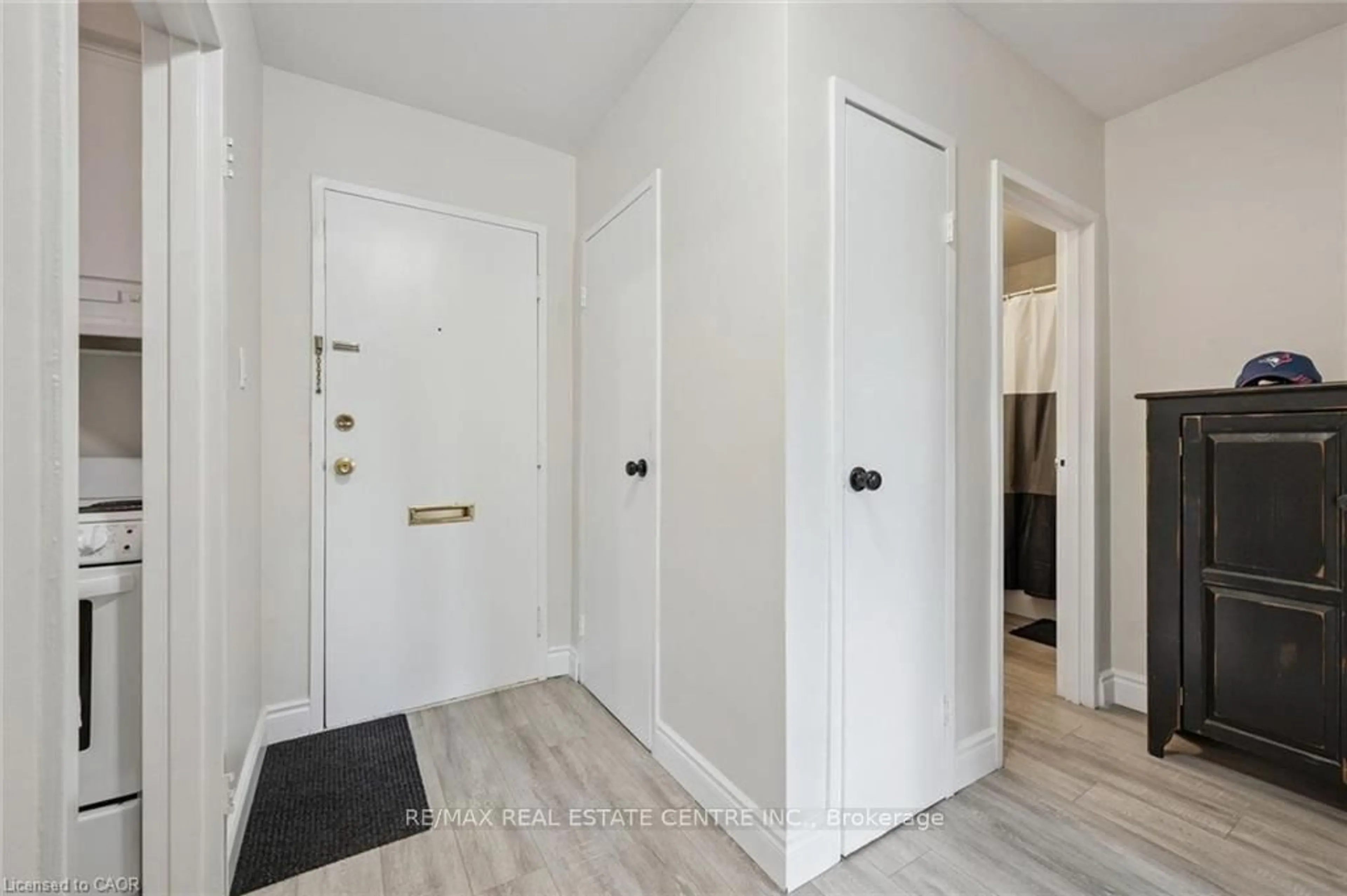 Indoor entryway for 25 Walton Ave, Kitchener Ontario N2C 2B4