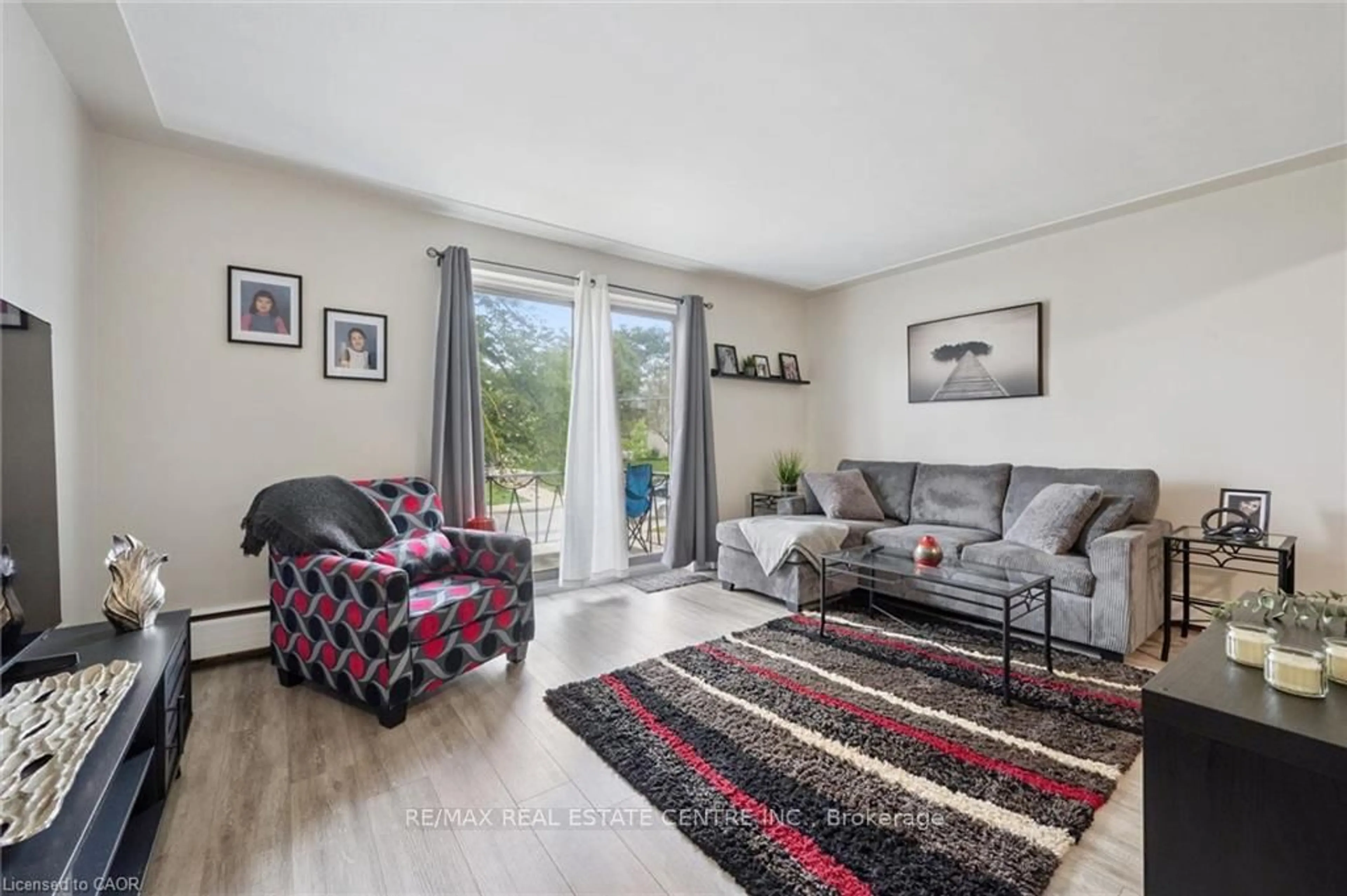 Living room with furniture, unknown for 25 Walton Ave, Kitchener Ontario N2C 2B4