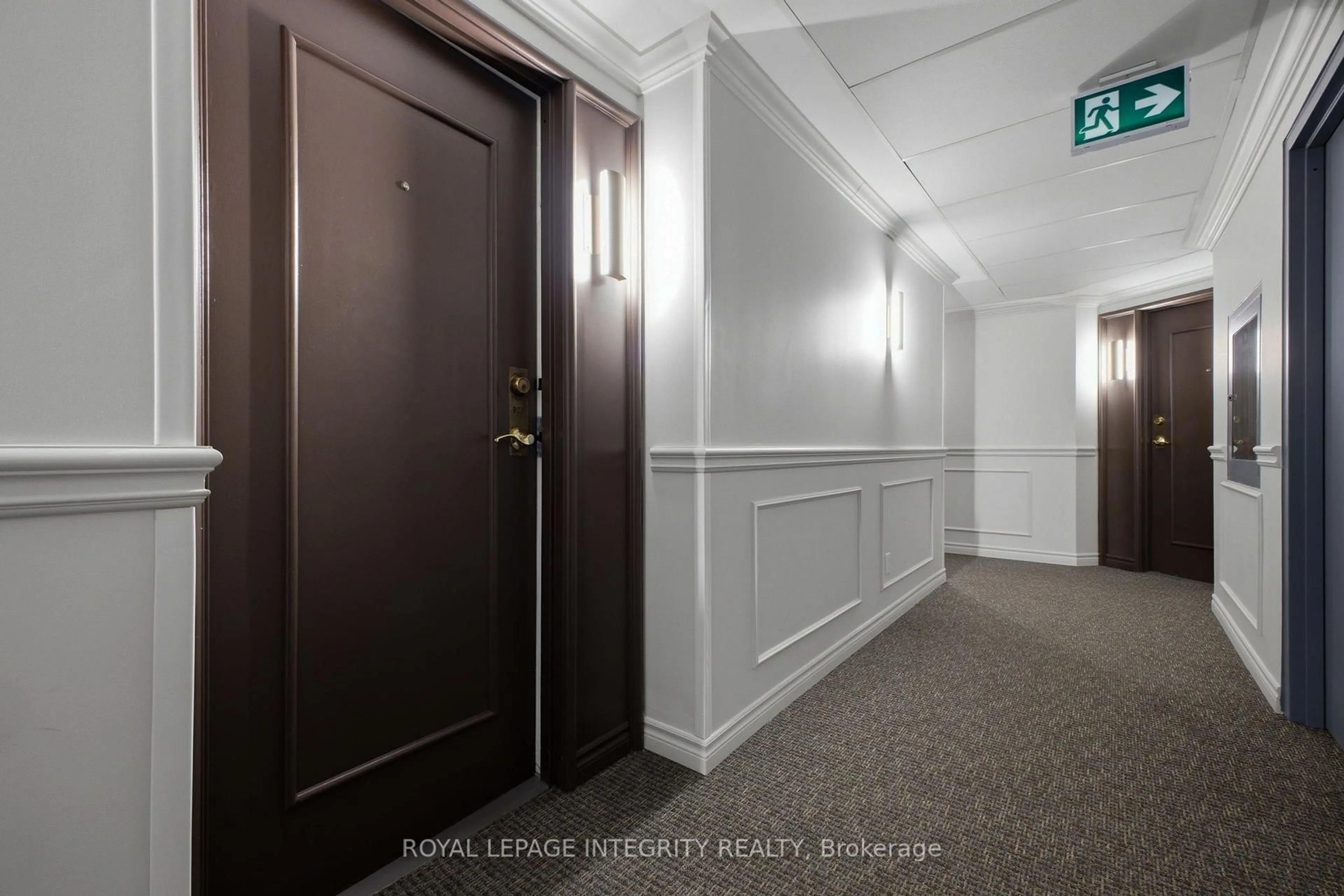 Indoor foyer for 545 St Laurent Blvd #803, Ottawa Ontario K1K 4H9
