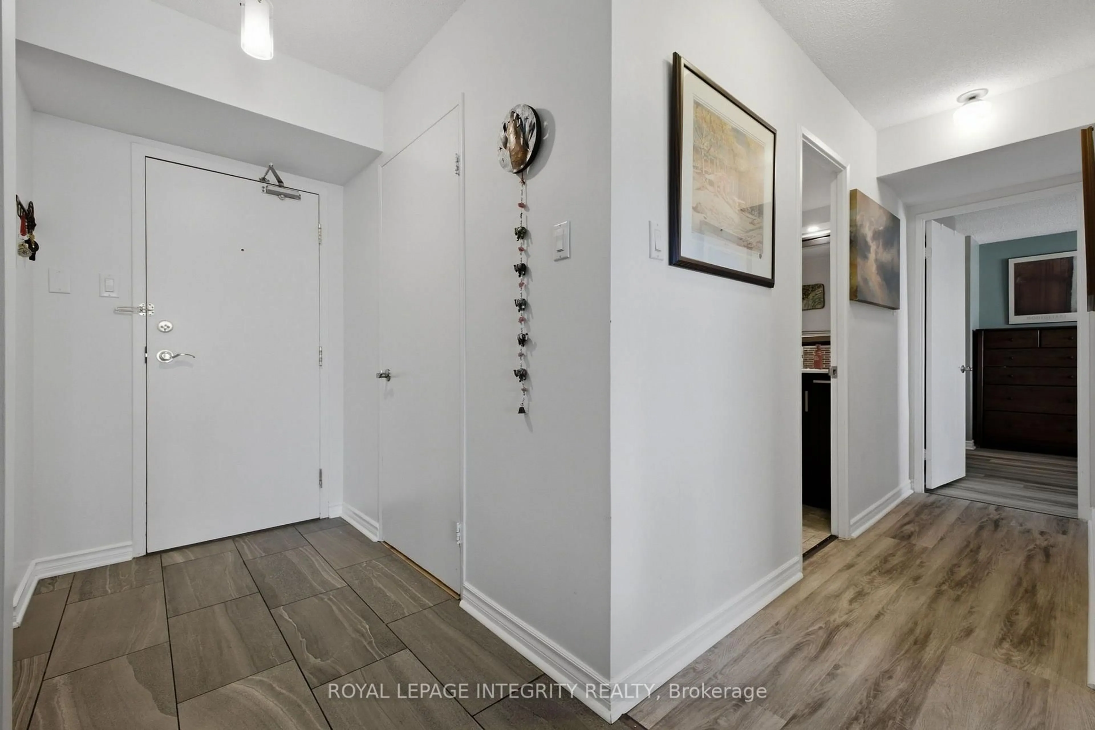 Indoor entryway for 545 St Laurent Blvd #803, Ottawa Ontario K1K 4H9