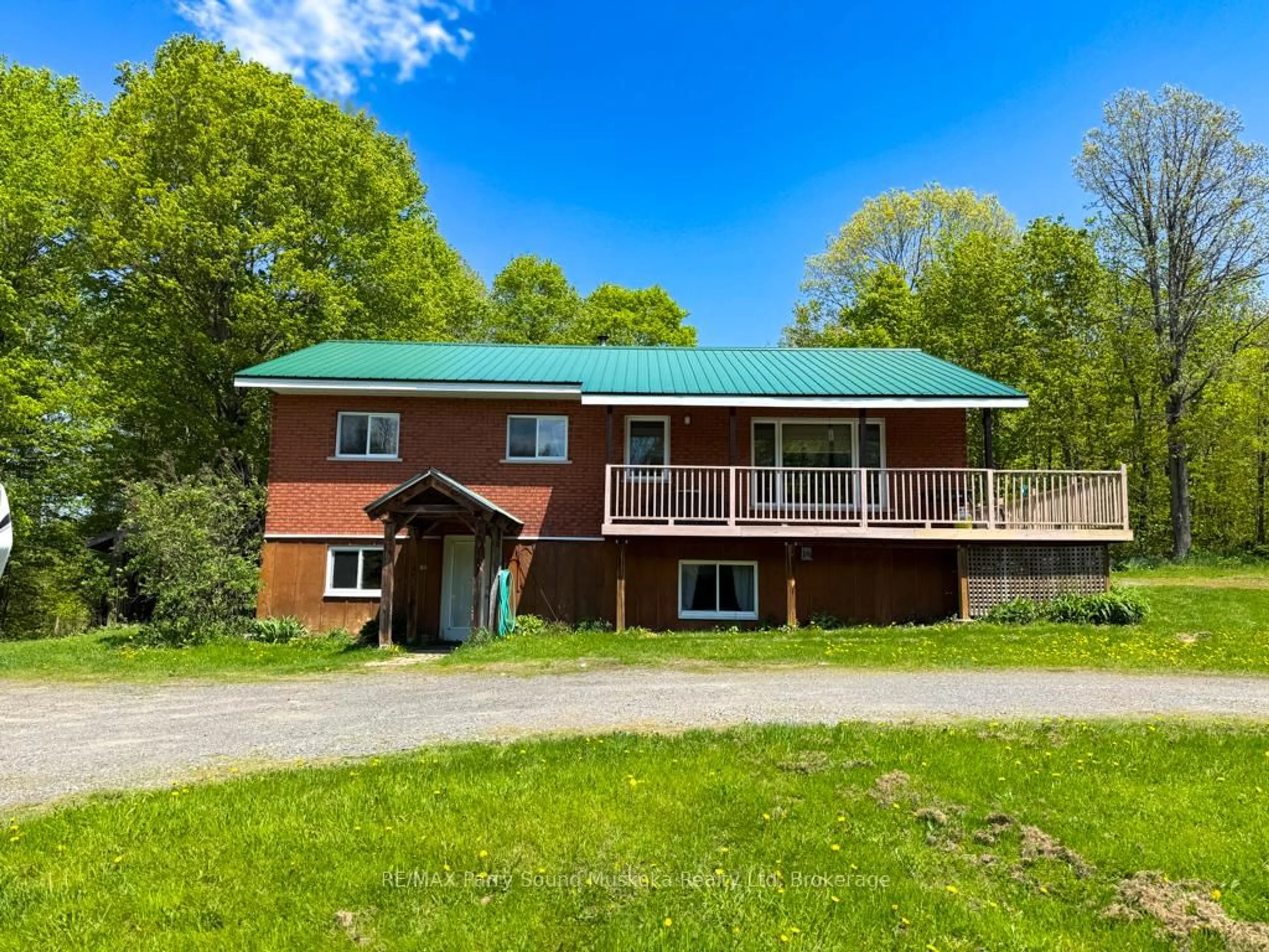 A pic from outside/outdoor area/front of a property/back of a property/a pic from drone, building for 690 Hurdville Rd, McKellar Ontario P2A 2W7