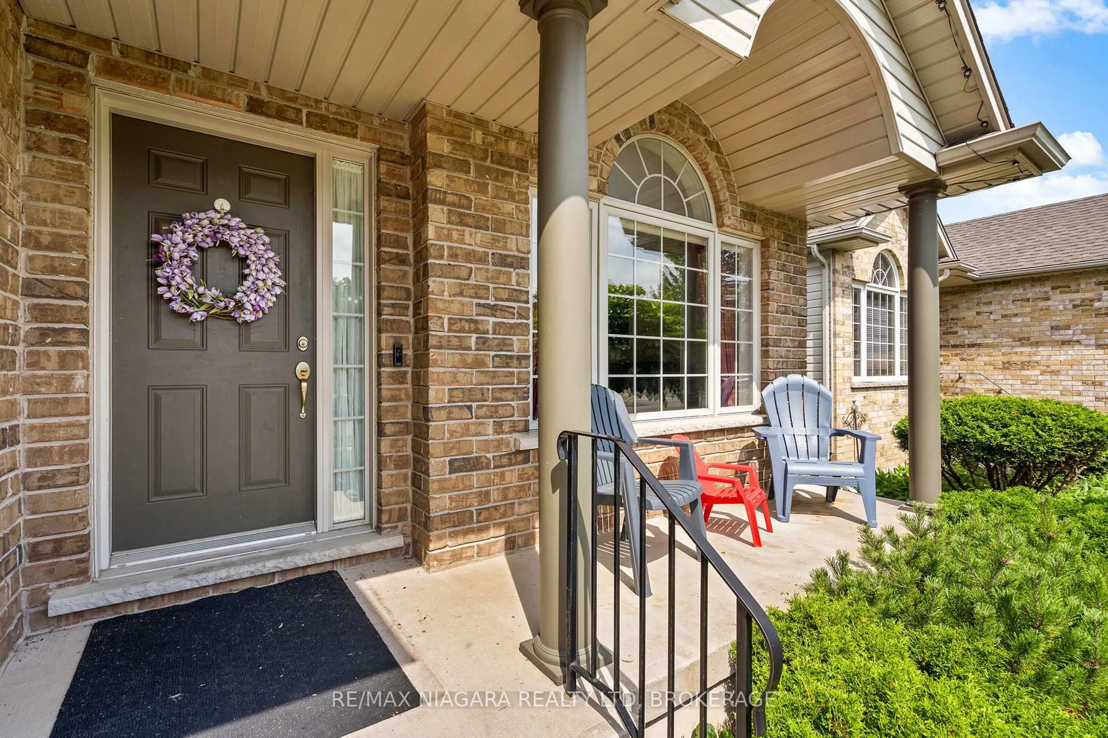 Indoor entryway for 230 Wellbrook Ave, Welland Ontario L3C 7M9