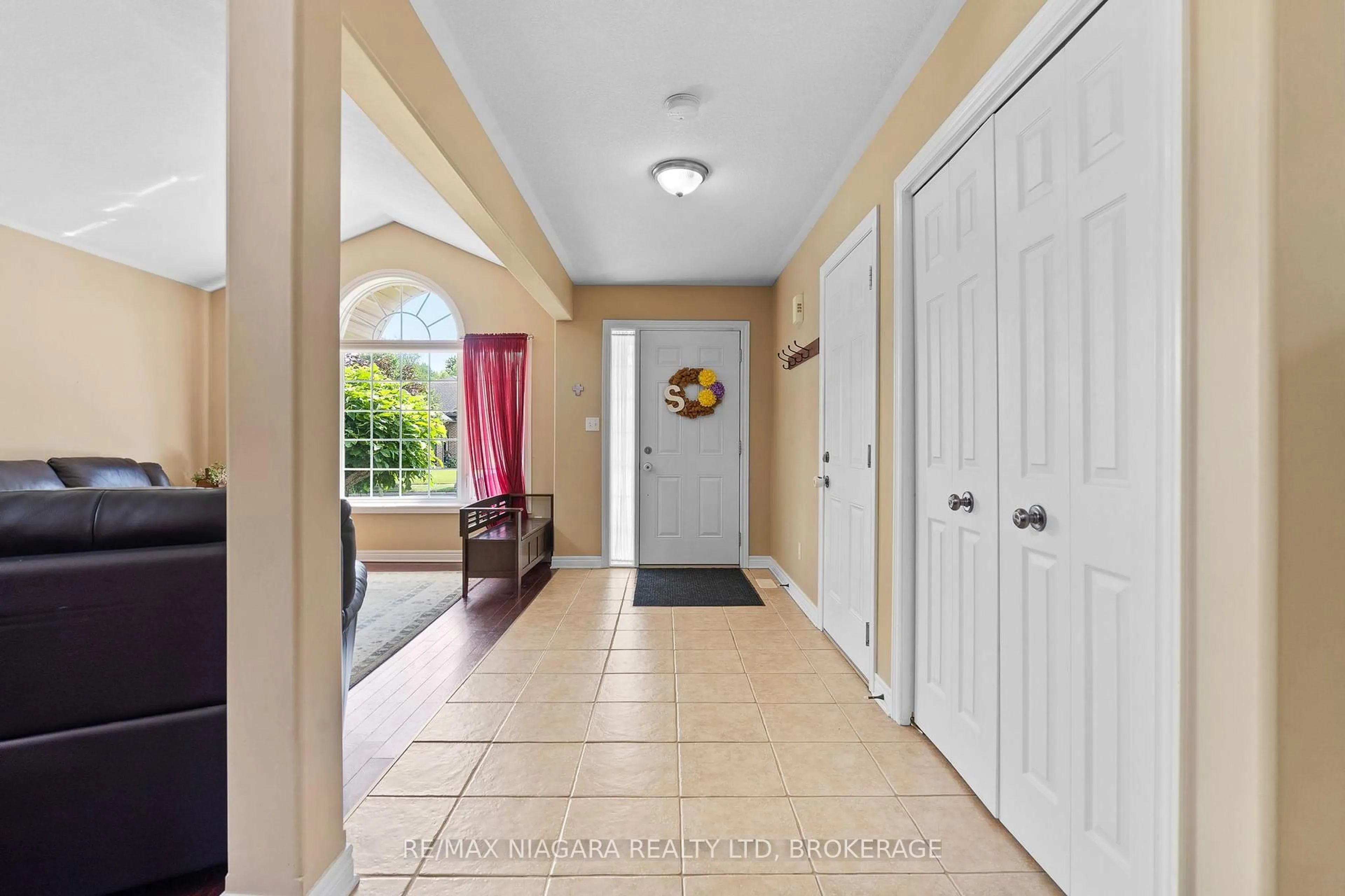 Indoor entryway for 230 Wellbrook Ave, Welland Ontario L3C 7M9