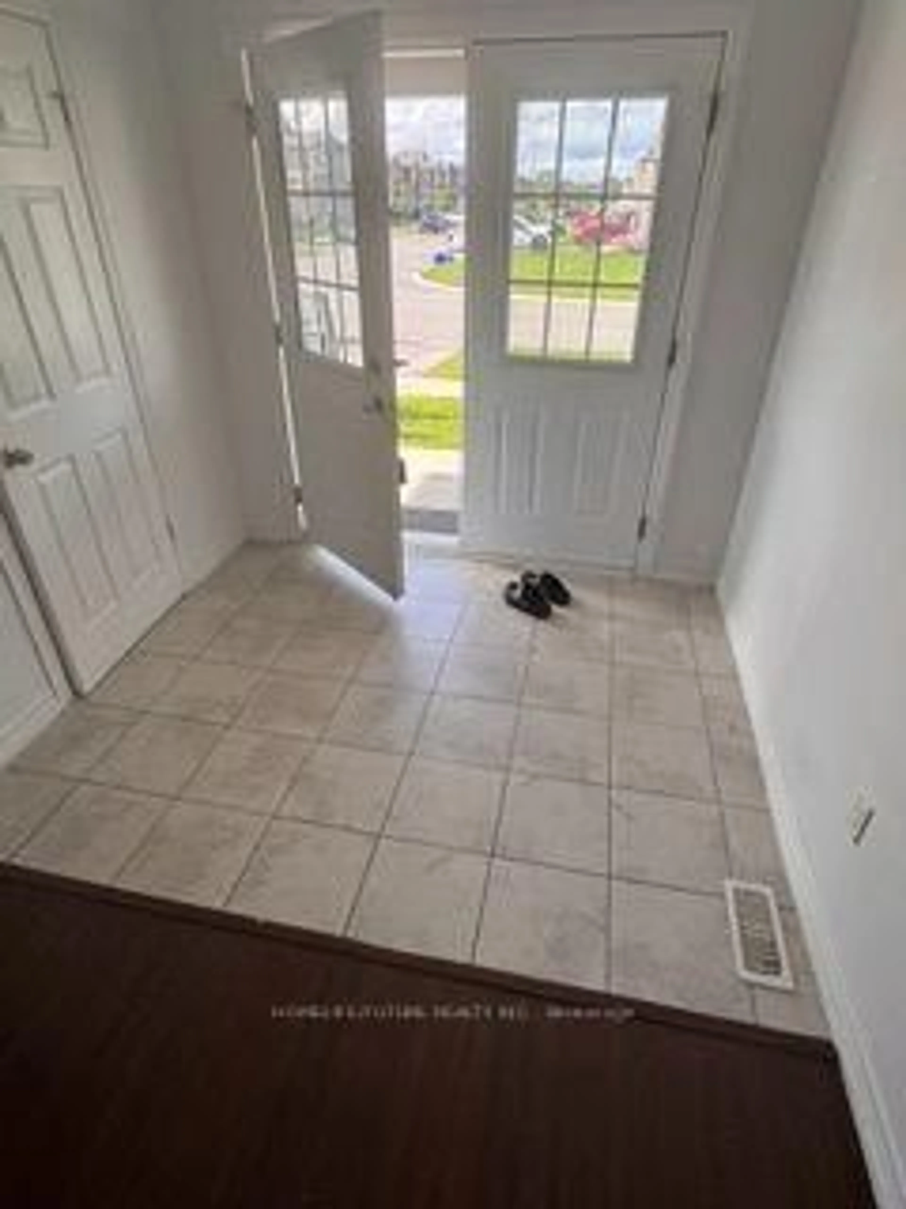Indoor entryway for 39 Brennan Cres, Bath Ontario K0H 1G0