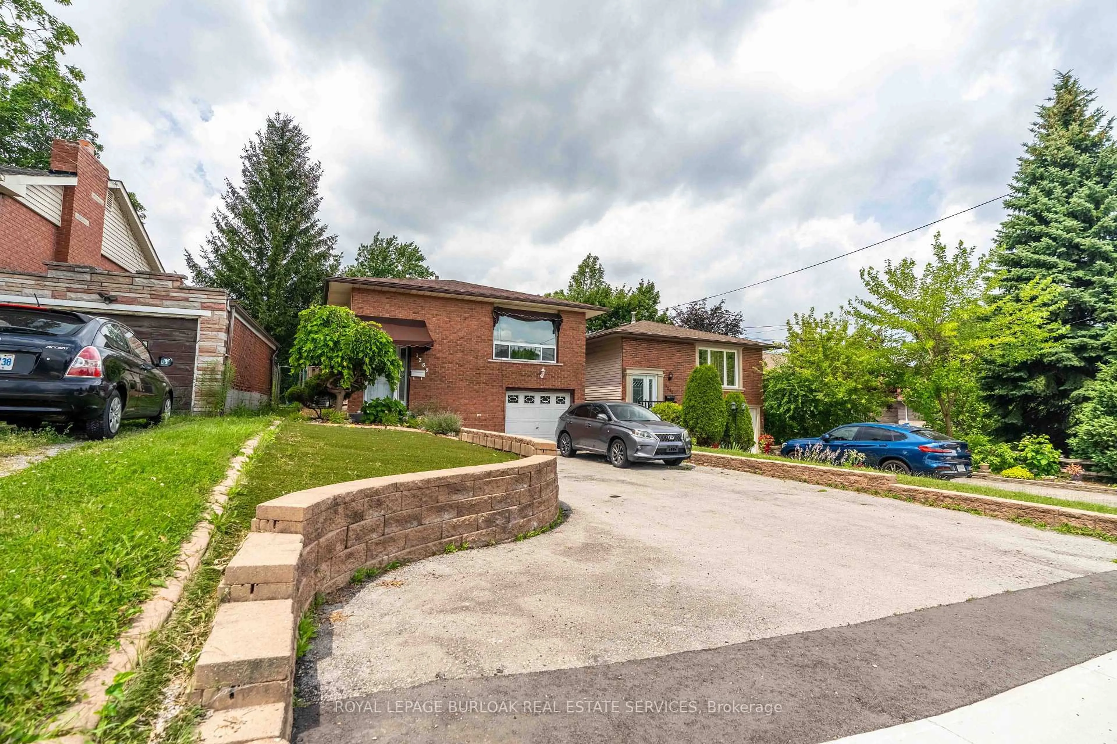 A pic from outside/outdoor area/front of a property/back of a property/a pic from drone, street for 1262 Upper Gage Ave, Hamilton Ontario L8W 1E4