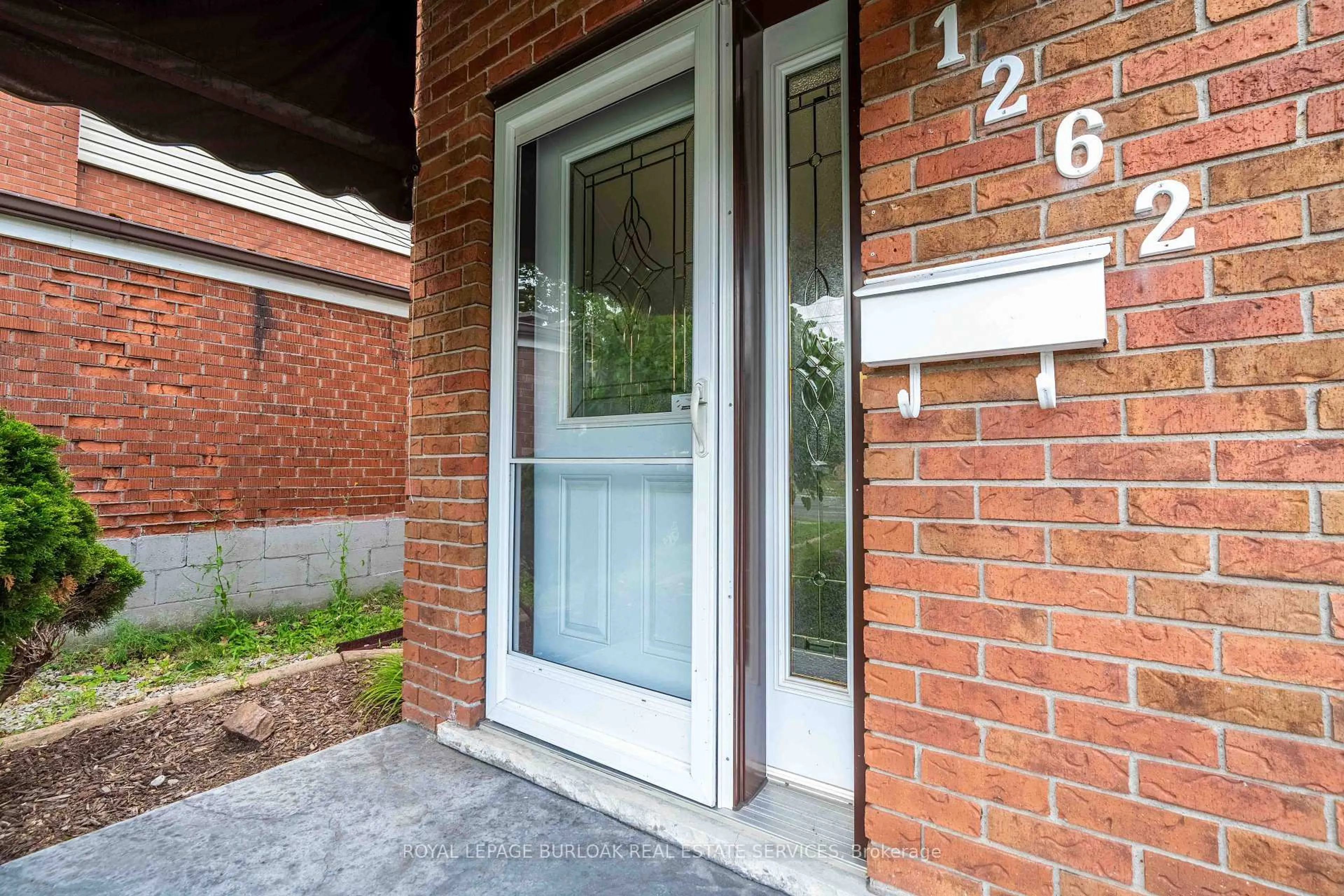 Unknown for 1262 Upper Gage Ave, Hamilton Ontario L8W 1E4