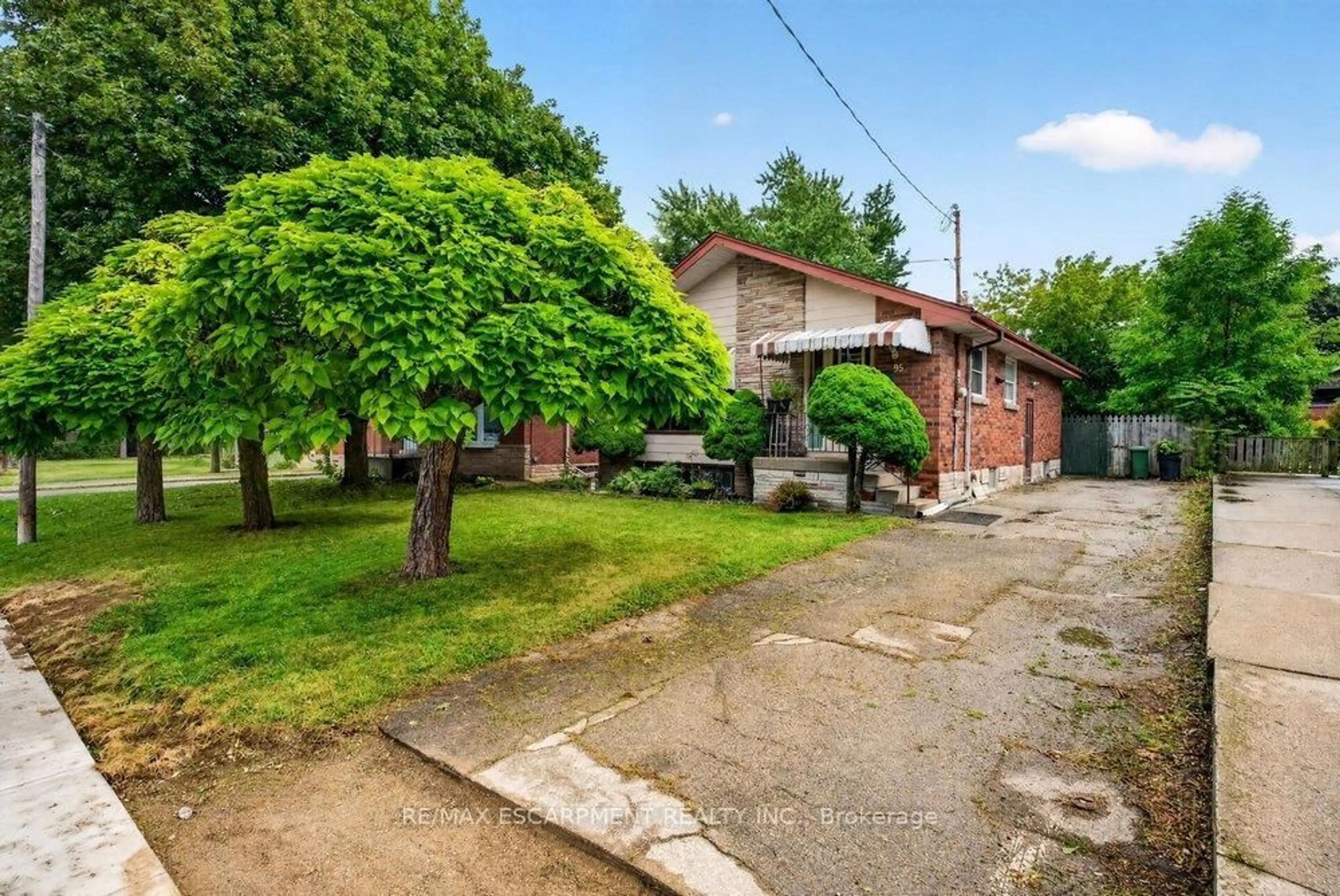 Patio, street for 95 West 4th St, Hamilton Ontario L9C 3M8