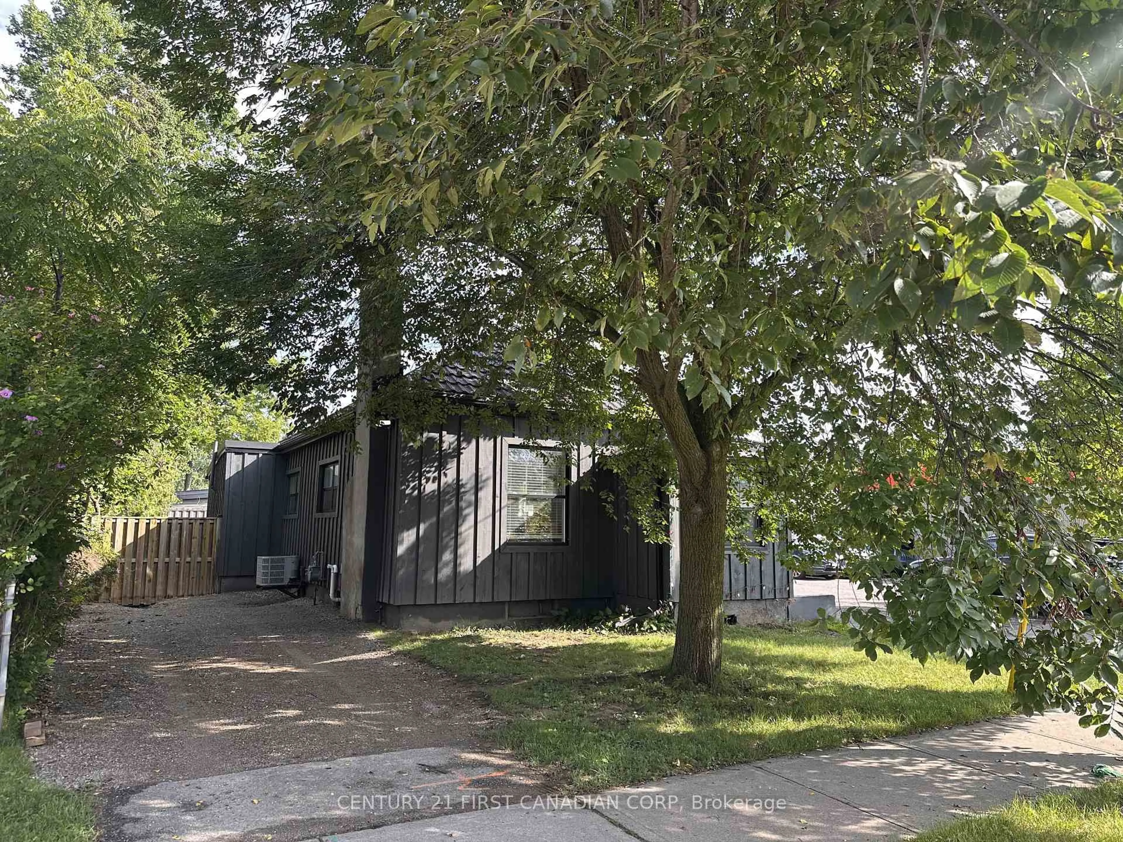 A pic from outside/outdoor area/front of a property/back of a property/a pic from drone, street for 4 Elmwood Pl, London South Ontario N6J 1J2