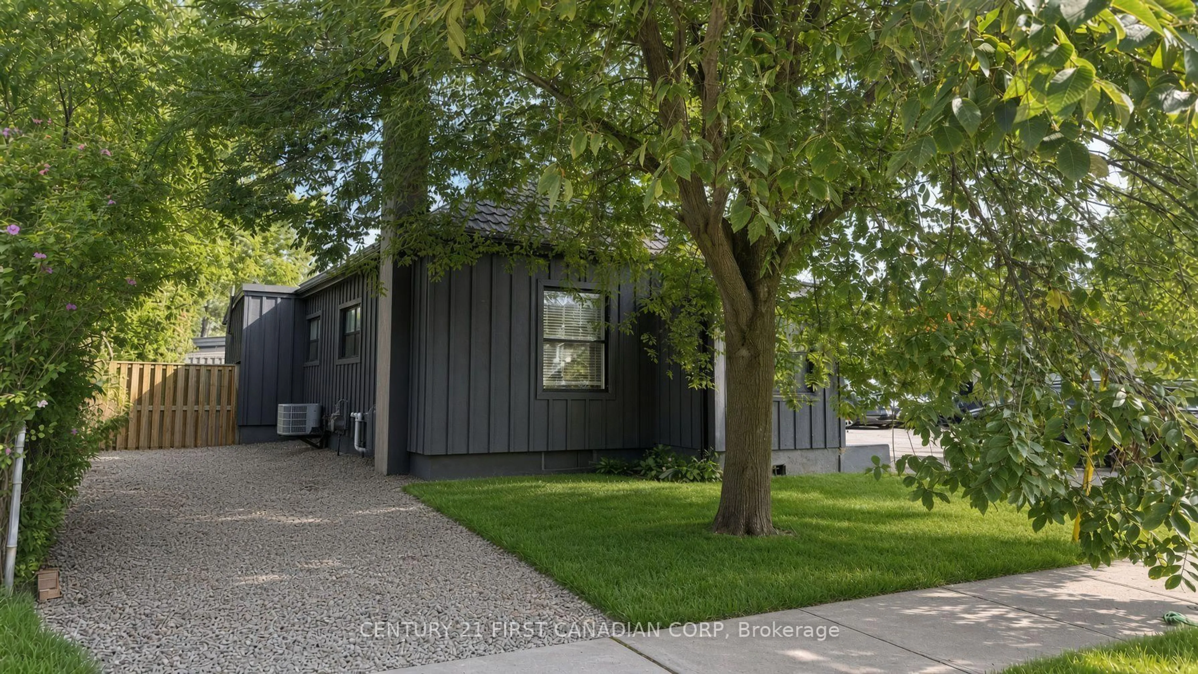 Home with vinyl exterior material, street for 4 Elmwood Pl, London South Ontario N6J 1J2