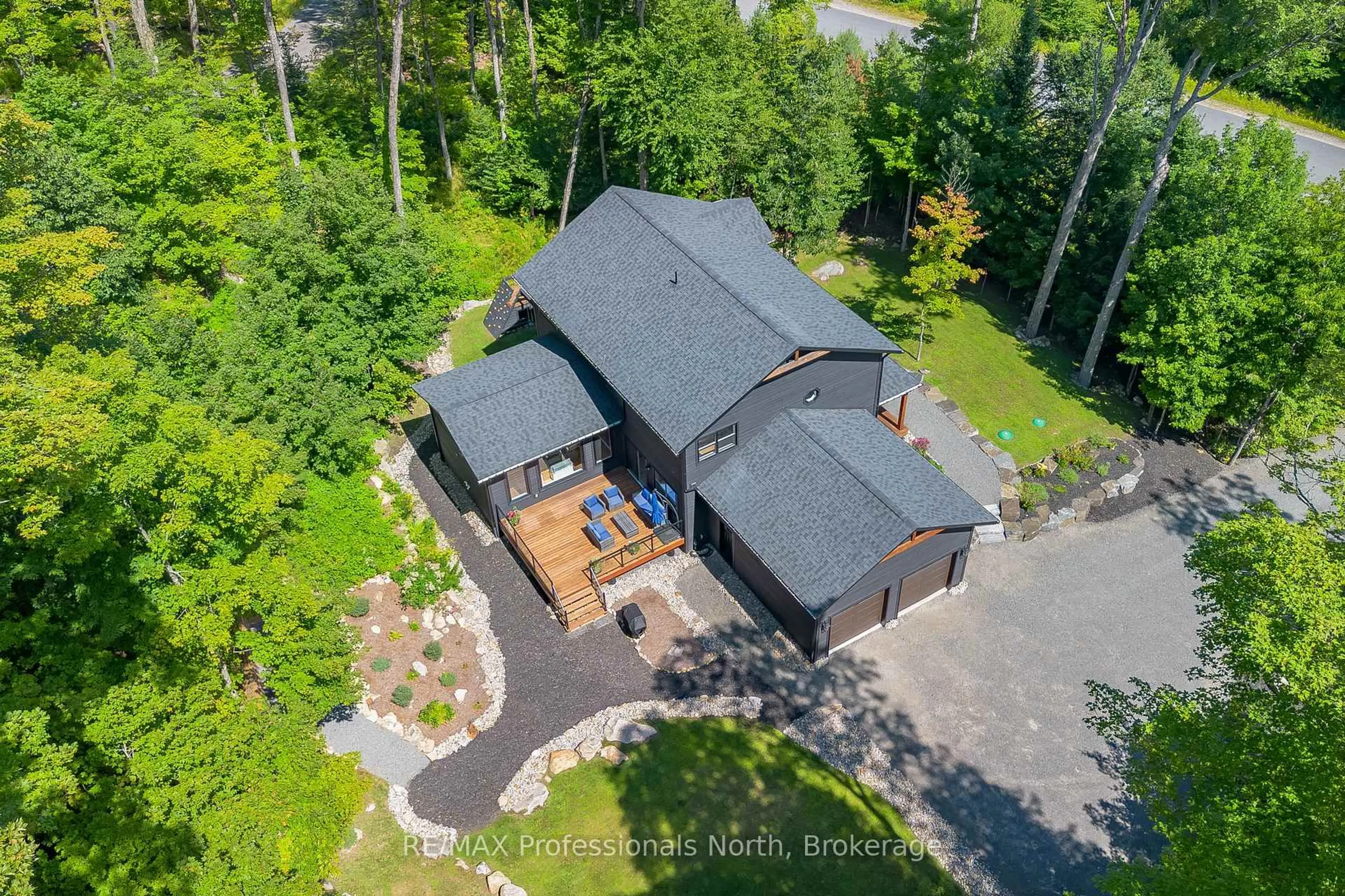 A pic from outside/outdoor area/front of a property/back of a property/a pic from drone, unknown for 29 Natures Way, Huntsville Ontario P1H 0B4