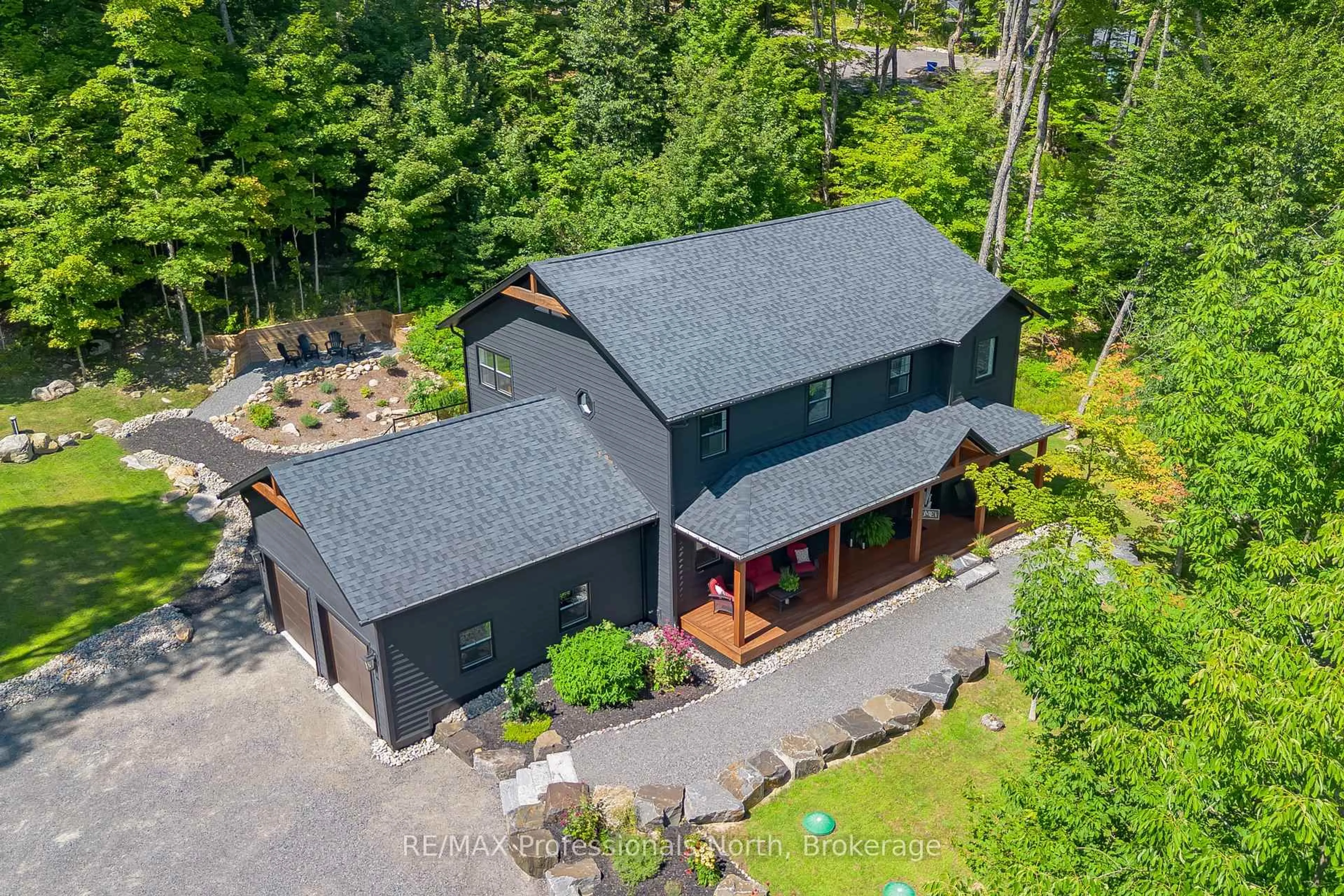 A pic from outside/outdoor area/front of a property/back of a property/a pic from drone, unknown for 29 Natures Way, Huntsville Ontario P1H 0B4