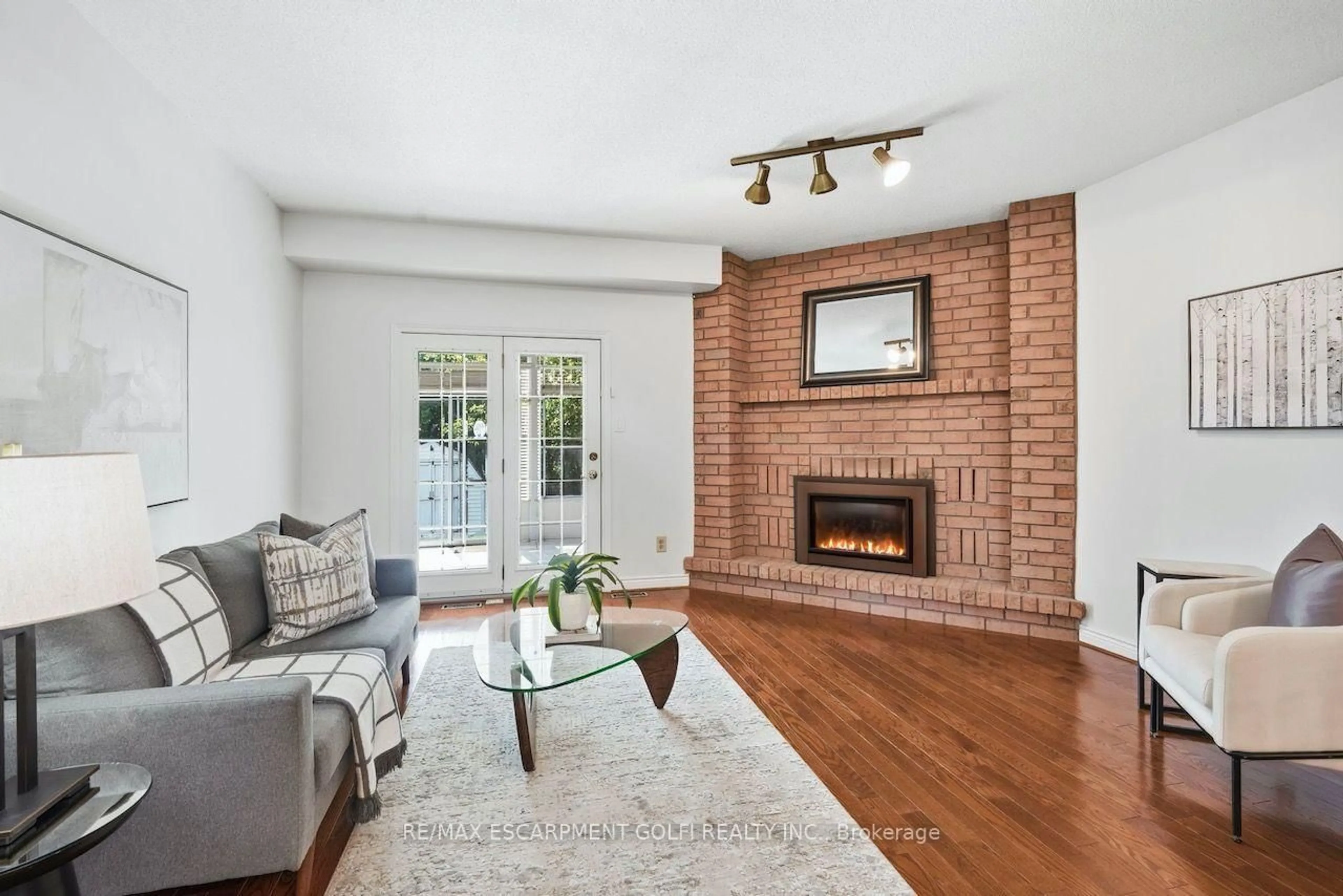 Living room with furniture, unknown for 12 Sumner Cres, Grimsby Ontario L3M 5E2