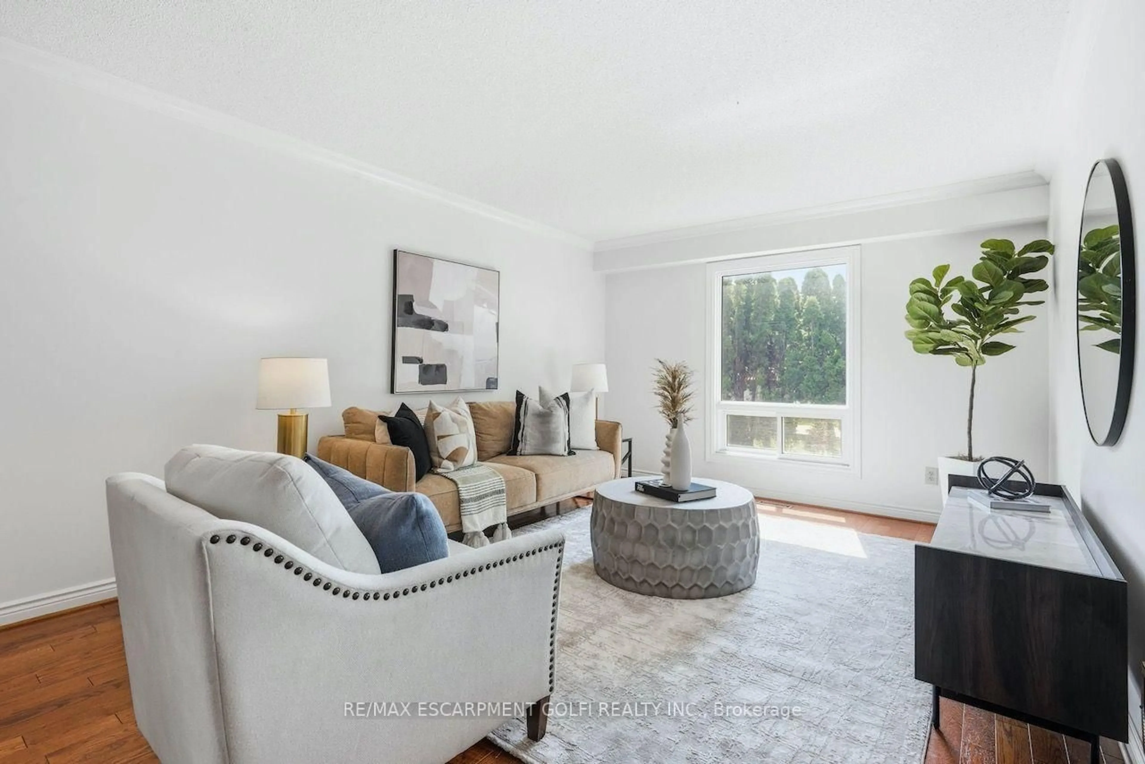 Living room with furniture, unknown for 12 Sumner Cres, Grimsby Ontario L3M 5E2