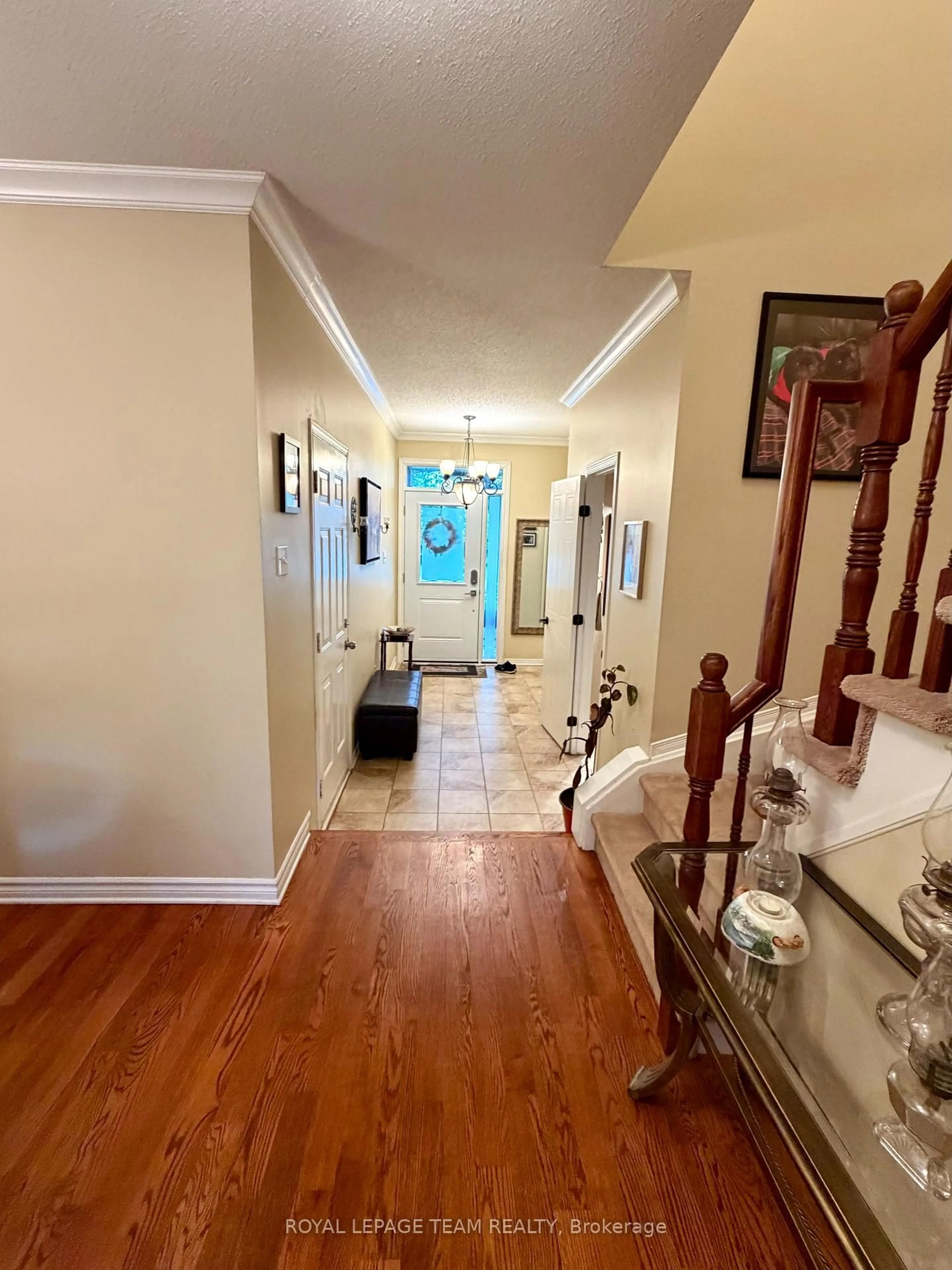 Indoor entryway for 5 Chantilly Gate, Ottawa Ontario K2S 2B2