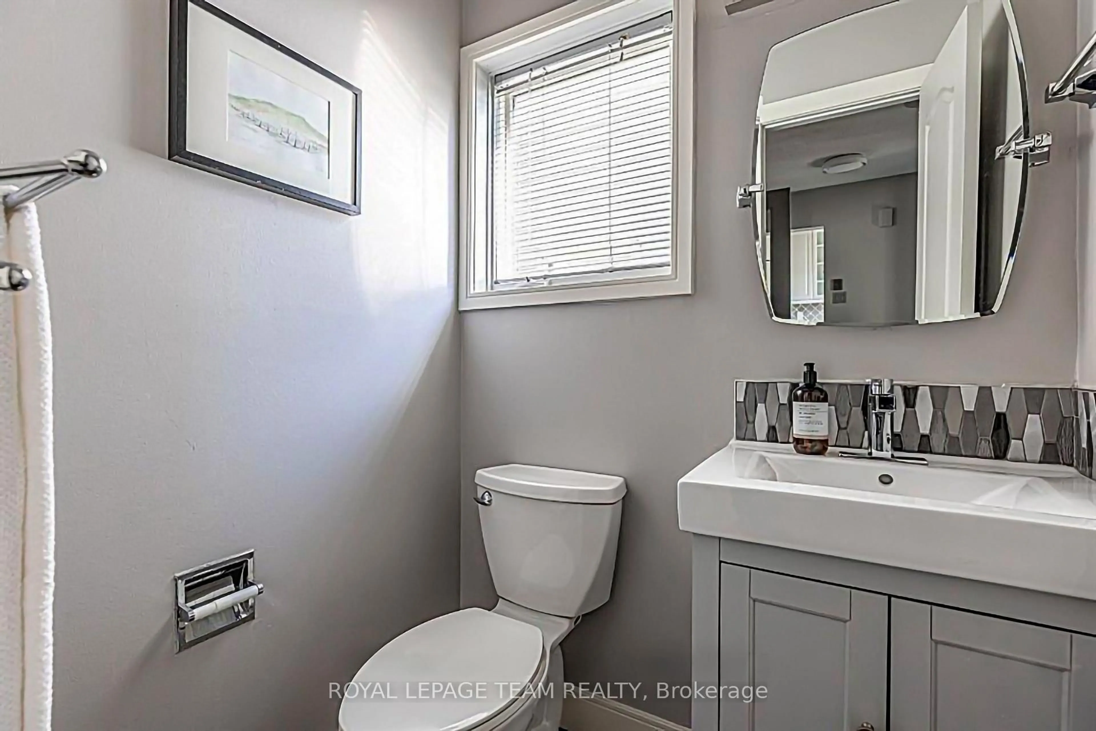Standard bathroom, ceramic/tile floor for 124 Kennevale Dr, Ottawa Ontario K2J 3X7