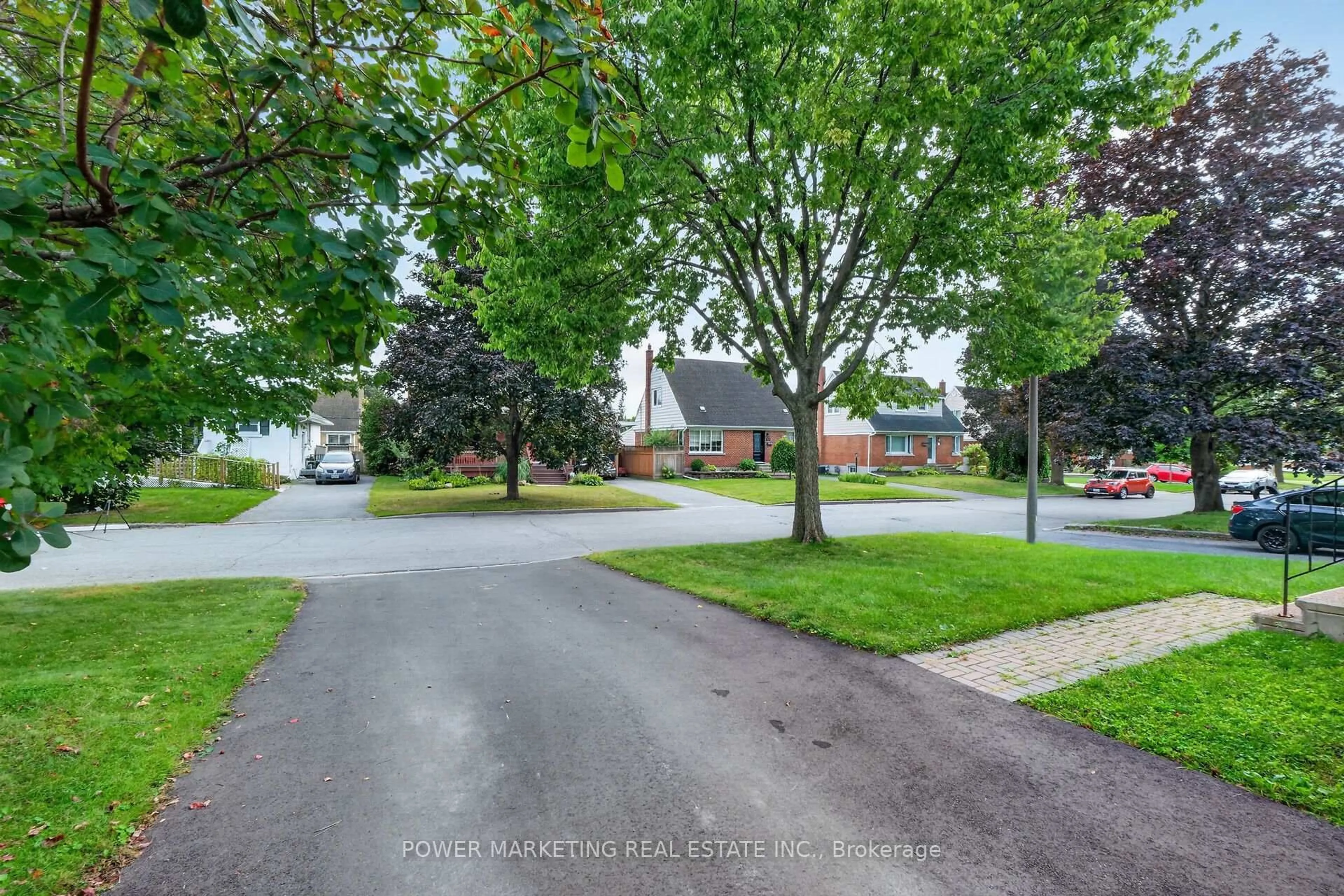 A pic from outside/outdoor area/front of a property/back of a property/a pic from drone, street for 535 Dunbrack St, Ottawa Ontario K1K 1J4
