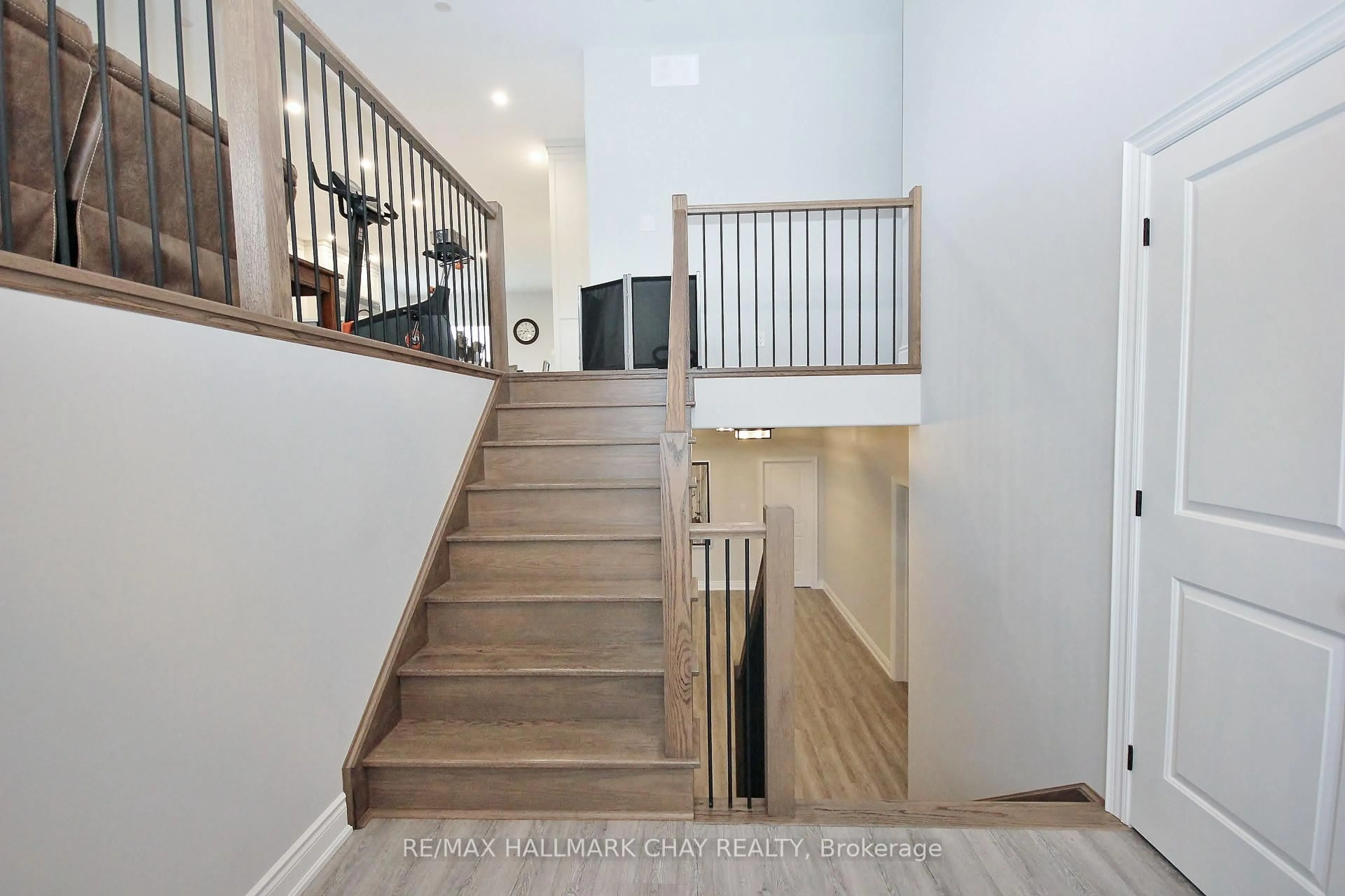 Stairs for 37 HILLSIDE Dr, Georgian Bay Ontario L0K 1S0