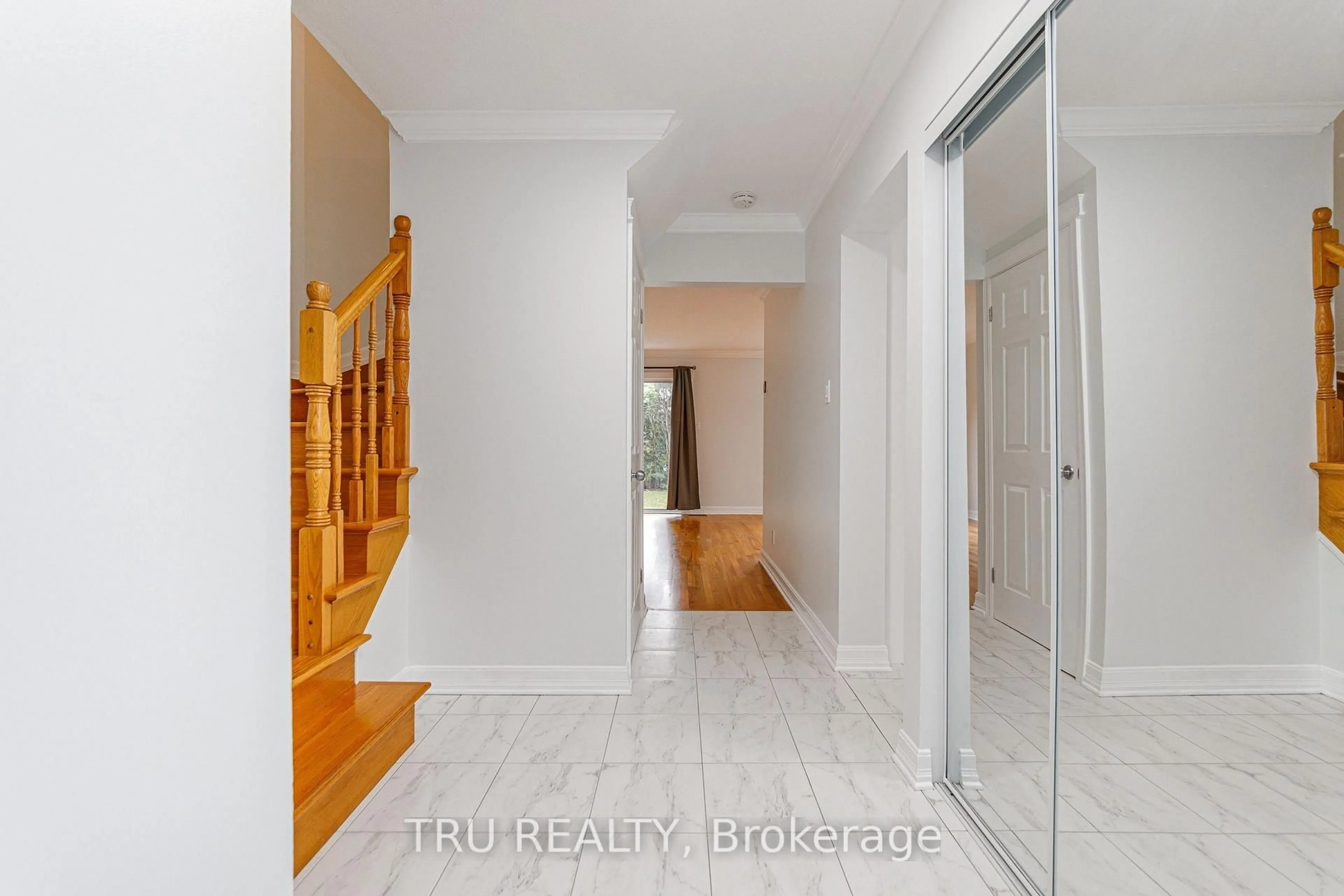 Indoor entryway for 14 Wolfgang Dr, Nepean Ontario K2J 1T1