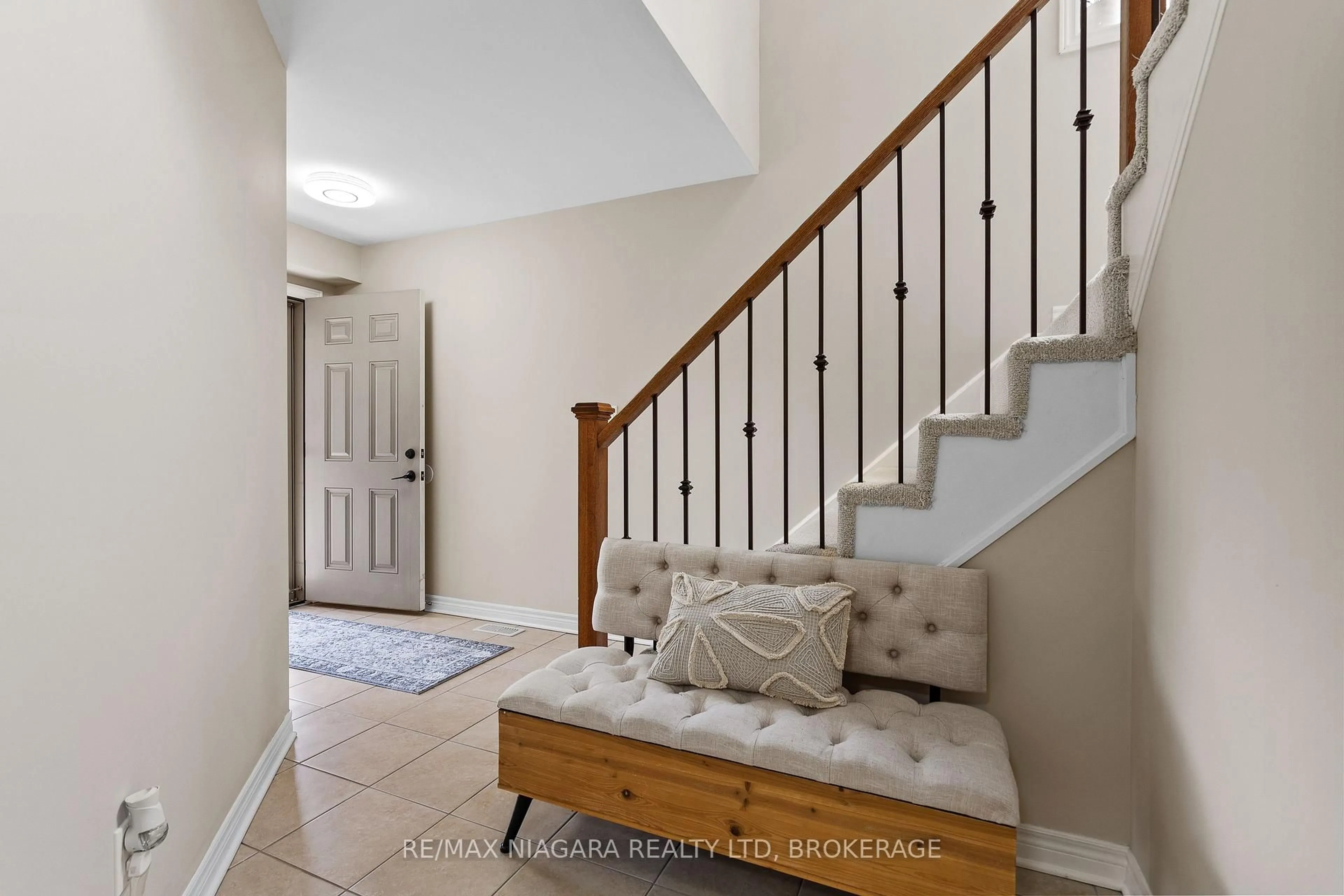 Indoor entryway for 8511 Jennifer Cres, Niagara Falls Ontario L2H 0J3