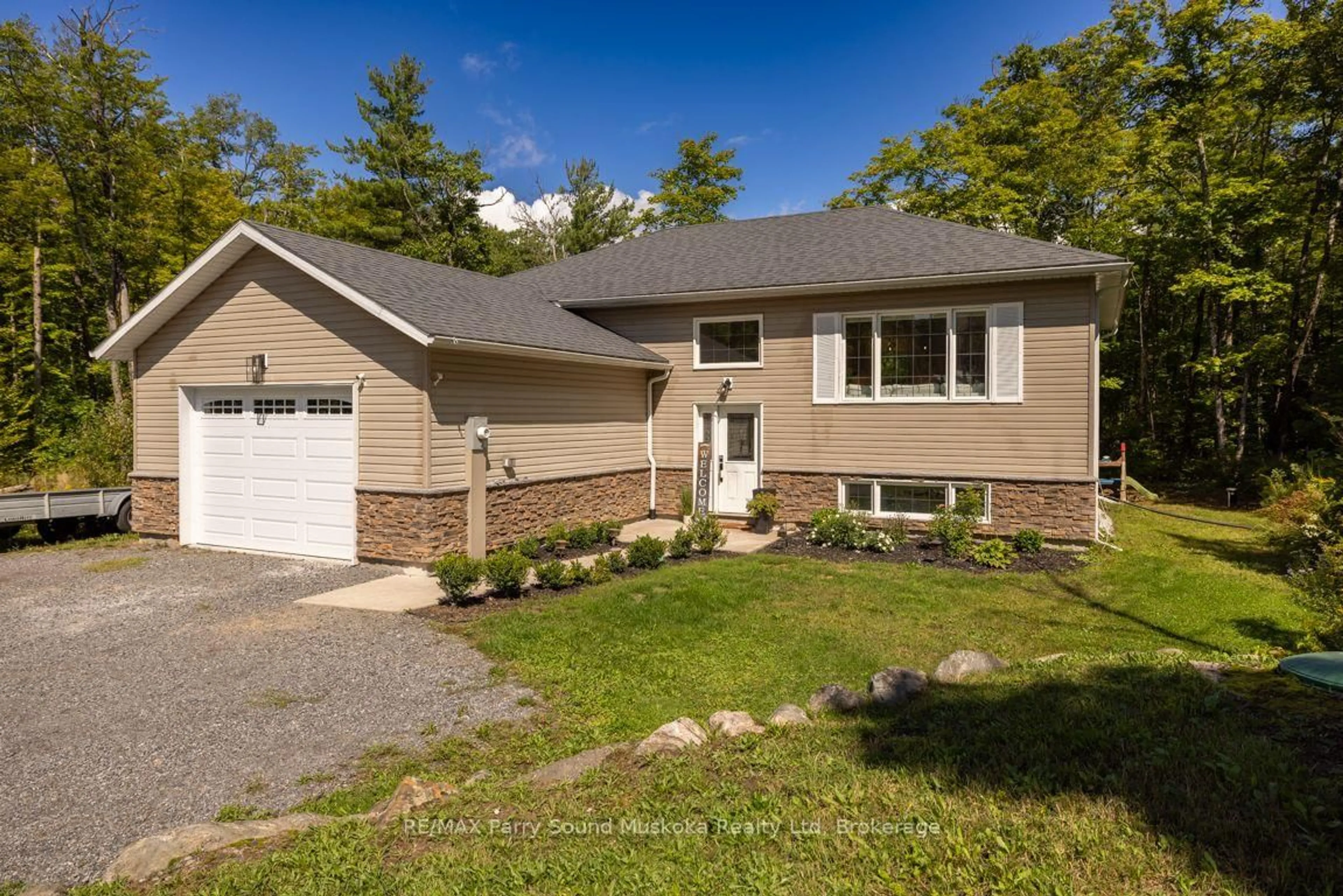 Home with vinyl exterior material, street for 290 RANKIN LAKE Rd, Seguin Ontario P2A 2W8