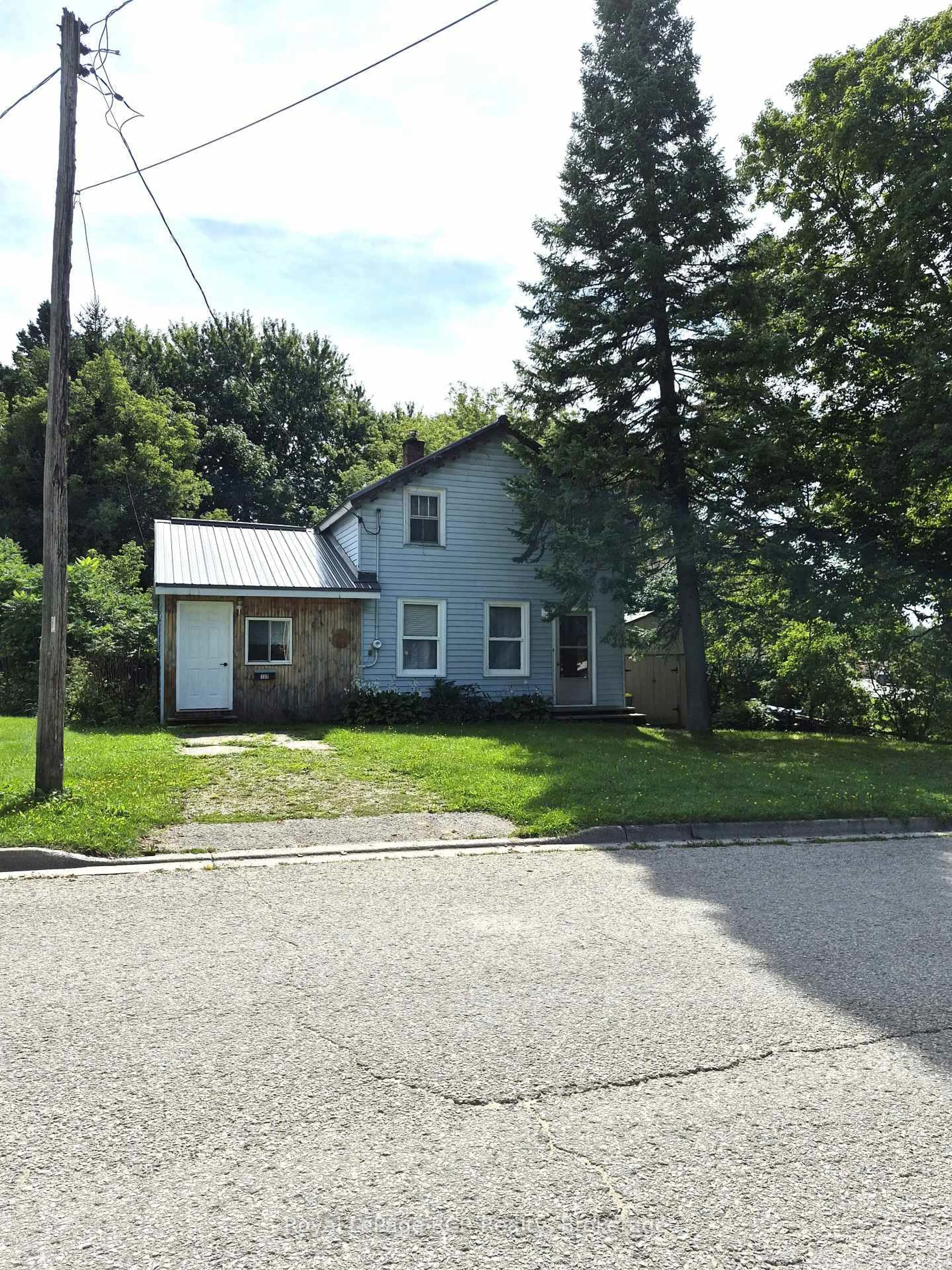 A pic from outside/outdoor area/front of a property/back of a property/a pic from drone, street for 135 Isla St, Grey Highlands Ontario N0C 1H0