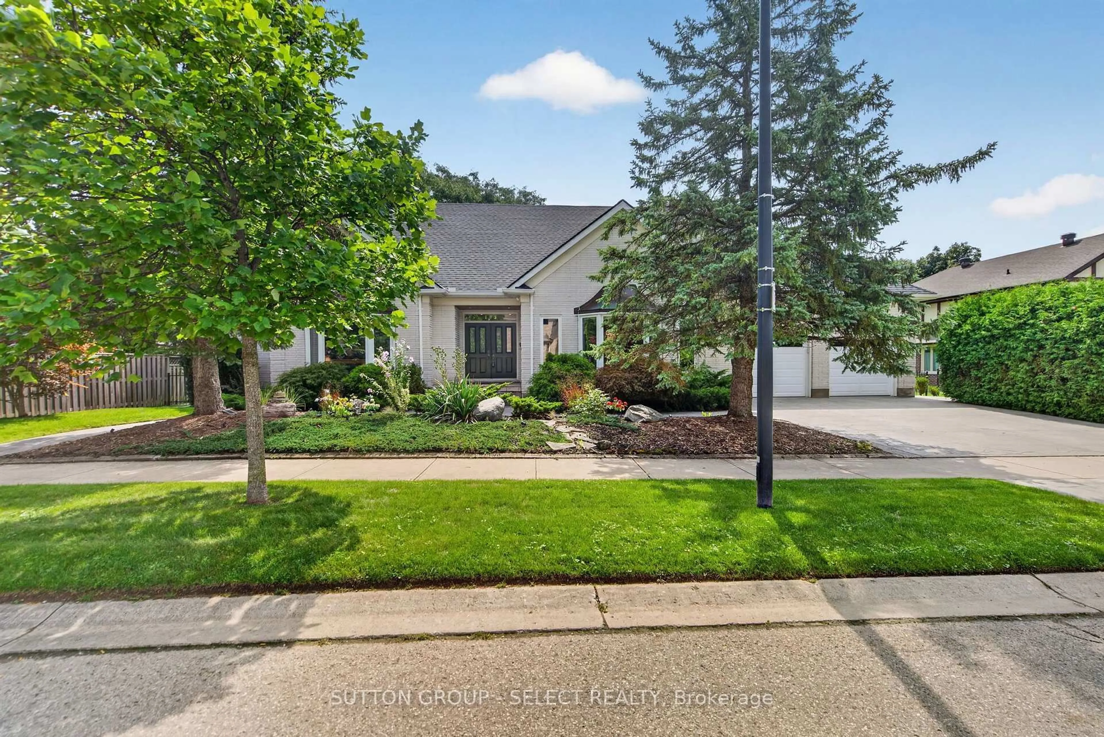 A pic from outside/outdoor area/front of a property/back of a property/a pic from drone, street for 173 WHITEACRES Dr, London North Ontario N6G 4N2