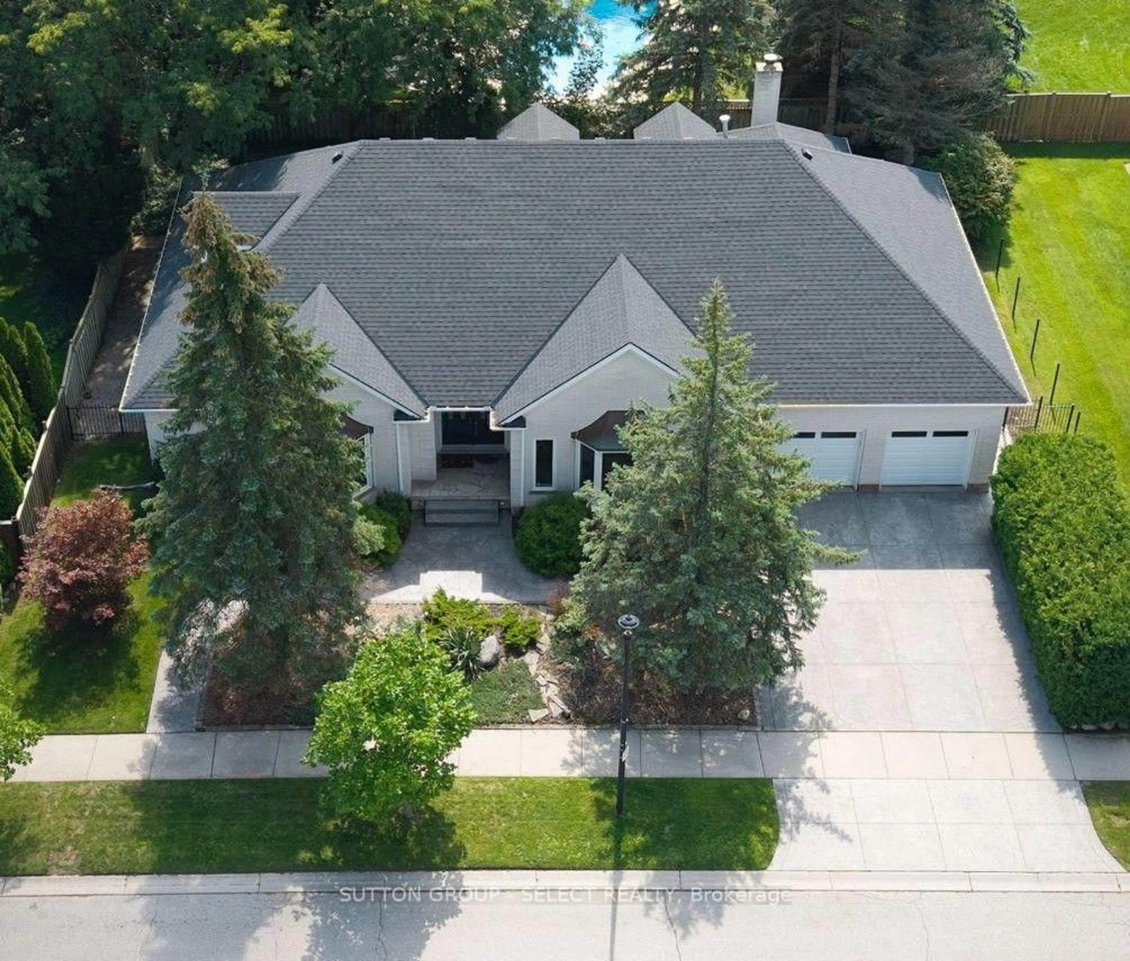 A pic from outside/outdoor area/front of a property/back of a property/a pic from drone, street for 173 WHITEACRES Dr, London North Ontario N6G 4N2