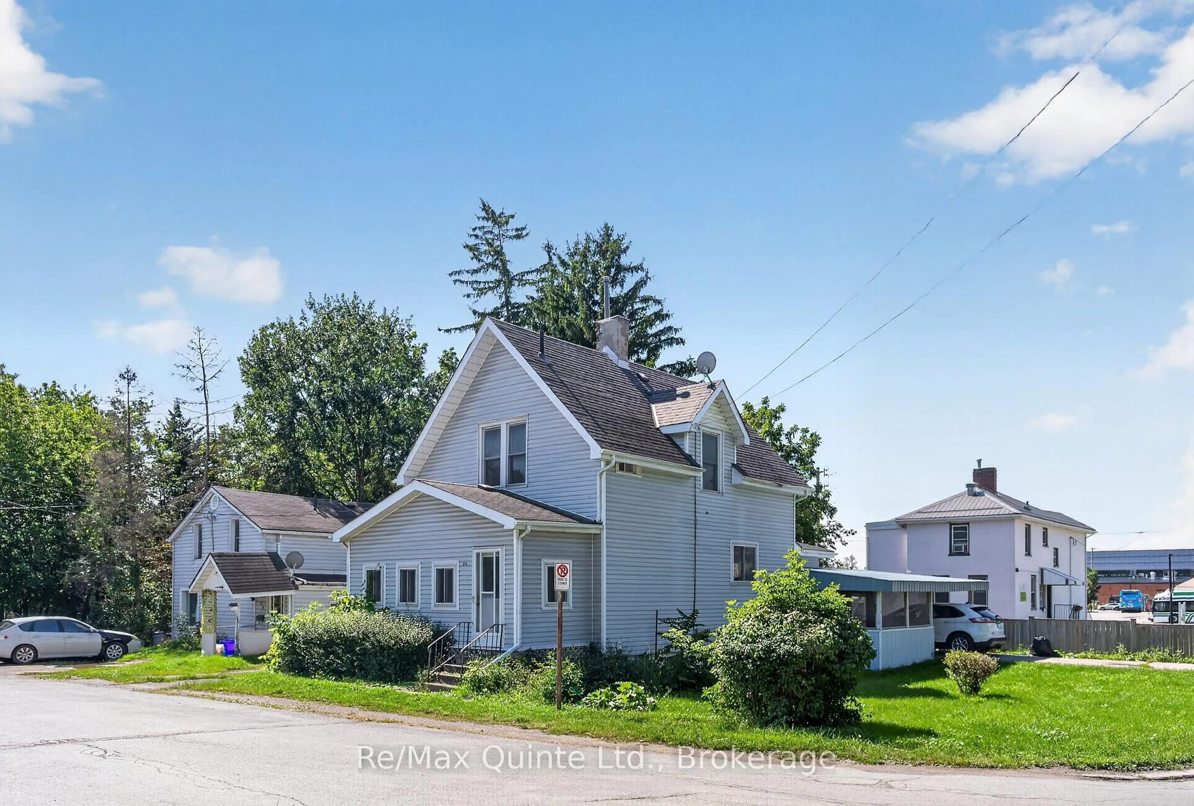 A pic from outside/outdoor area/front of a property/back of a property/a pic from drone, street for 26 Turnbull St, Belleville Ontario K8N 3E1