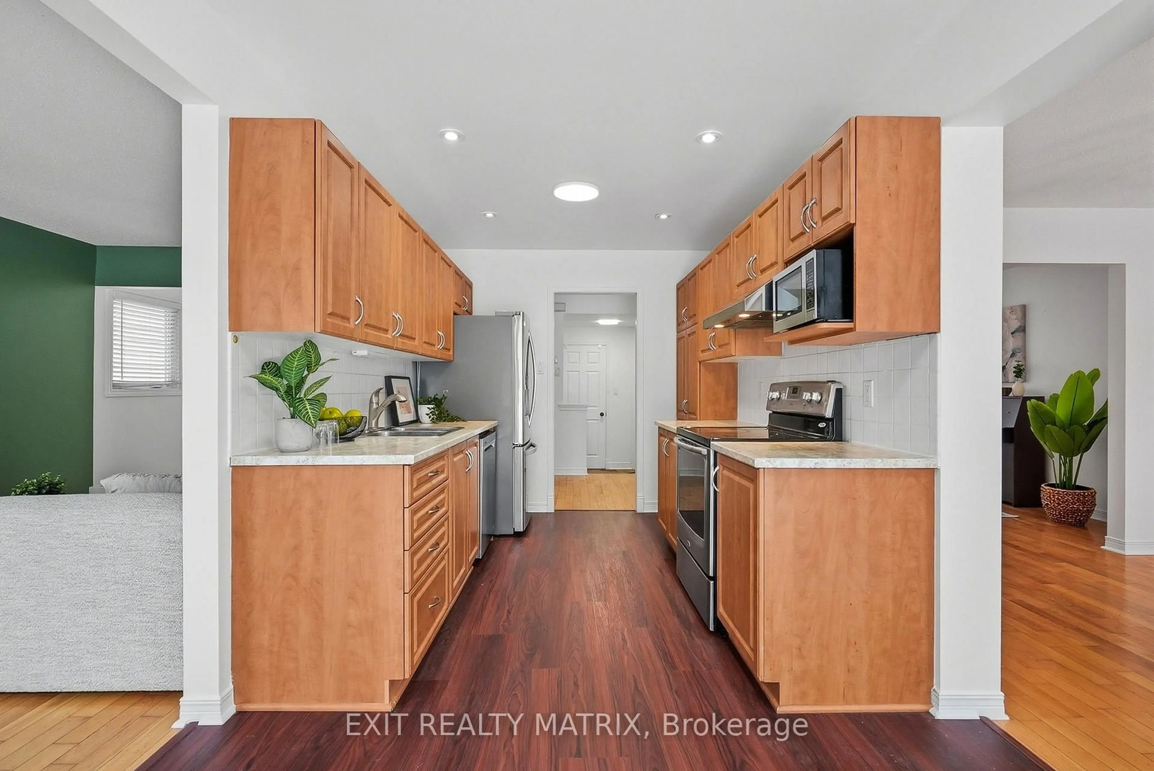 Standard kitchen, wood/laminate floor for 727 Brome Cres, Ottawa Ontario K4A 3G8