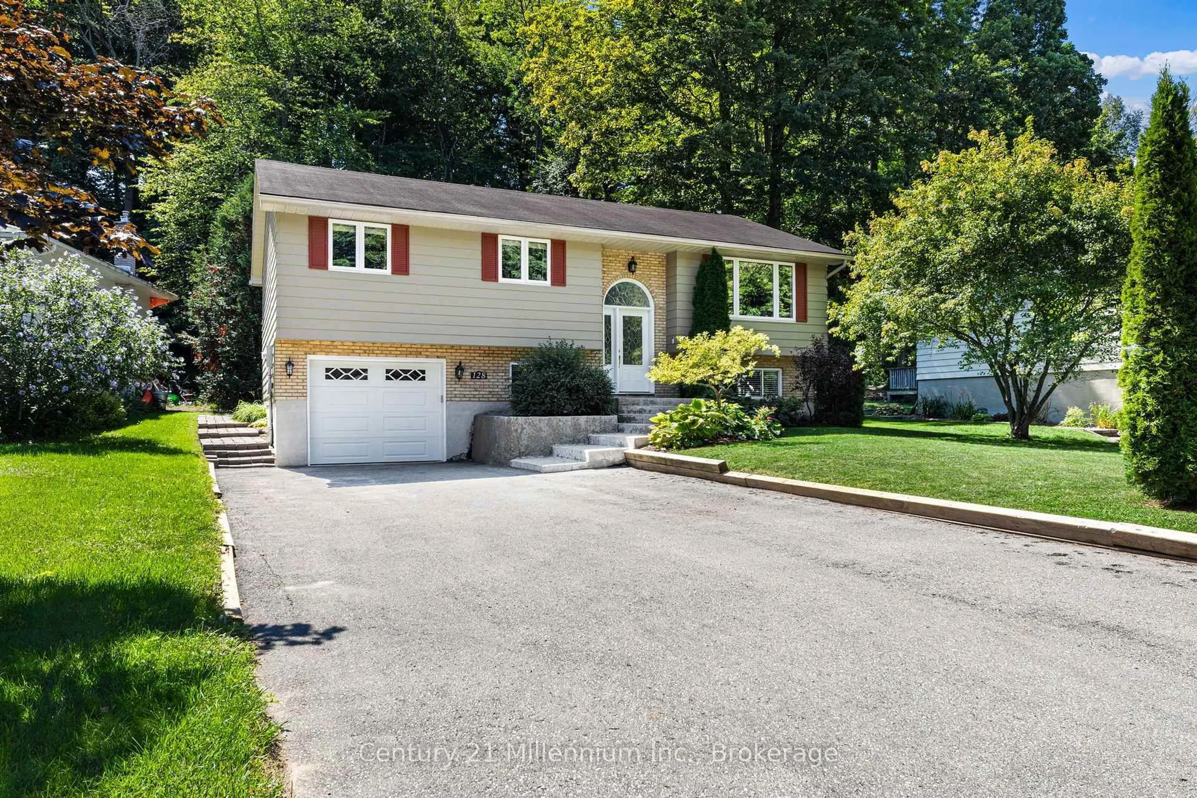 Home with vinyl exterior material, street for 128 PARKLANE Cres, Meaford Ontario N4L 1A6