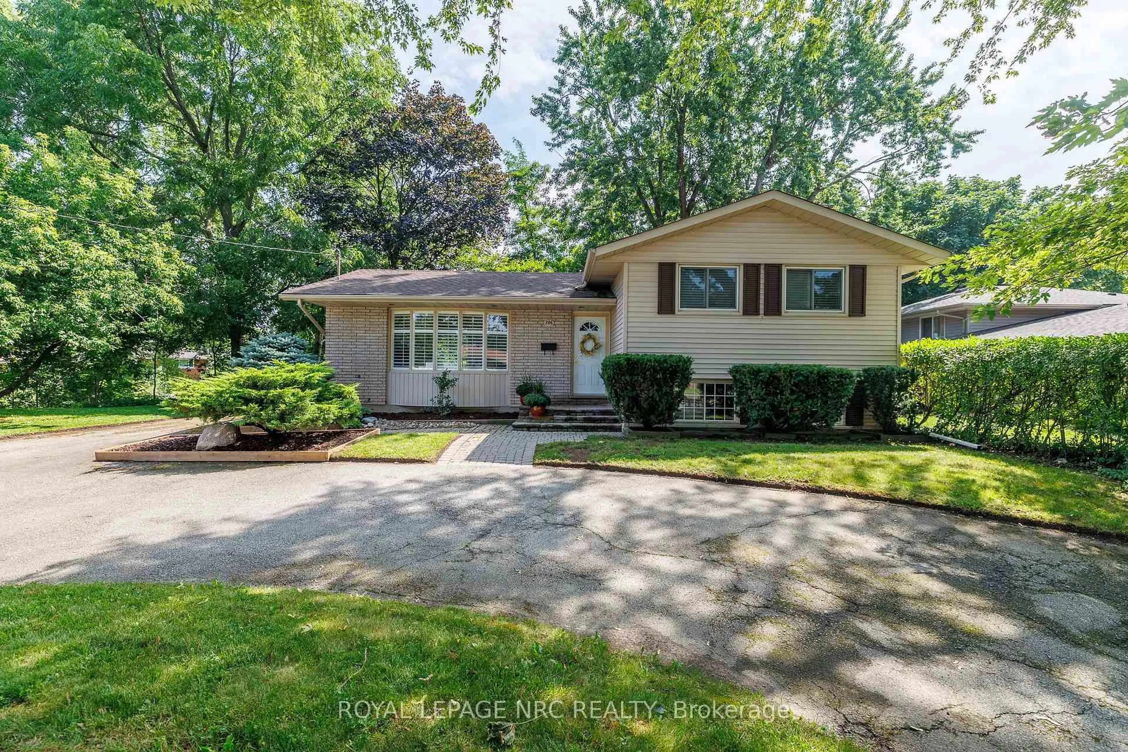 Home with vinyl exterior material, street for 206 Parnell Rd, St. Catharines Ontario L2M 1V6
