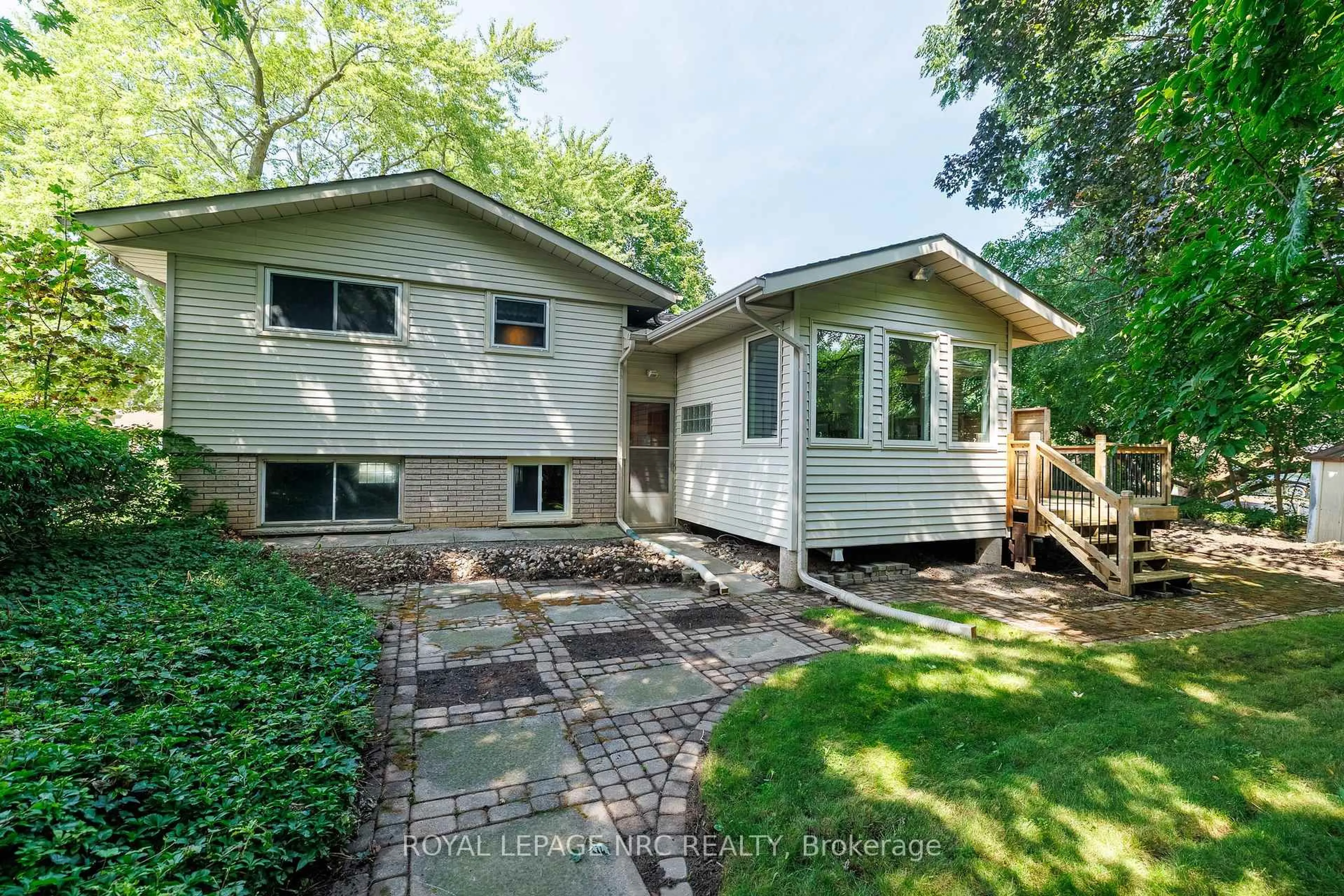 Home with brick exterior material, street for 206 Parnell Rd, St. Catharines Ontario L2M 1V6