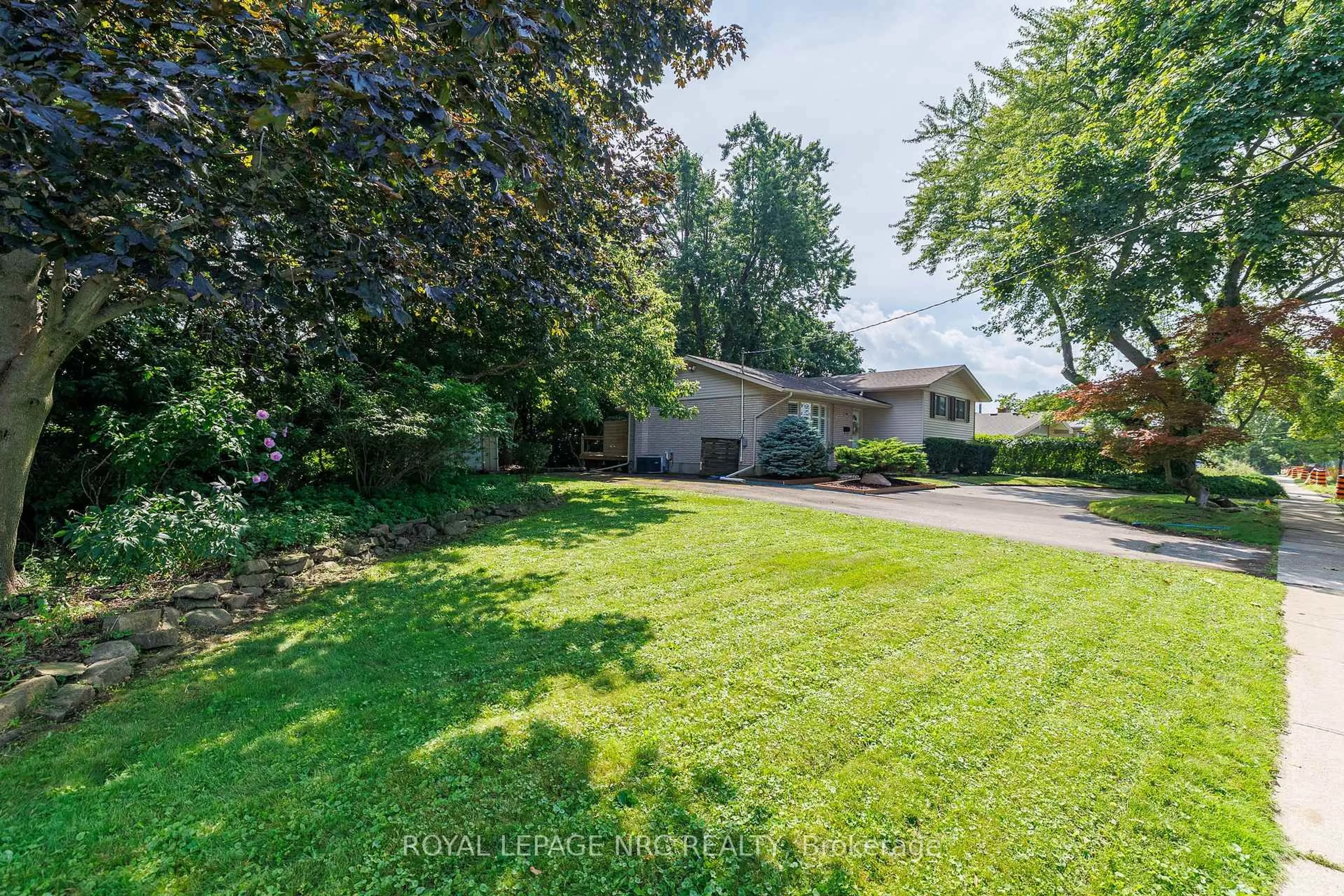 A pic from outside/outdoor area/front of a property/back of a property/a pic from drone, street for 206 Parnell Rd, St. Catharines Ontario L2M 1V6