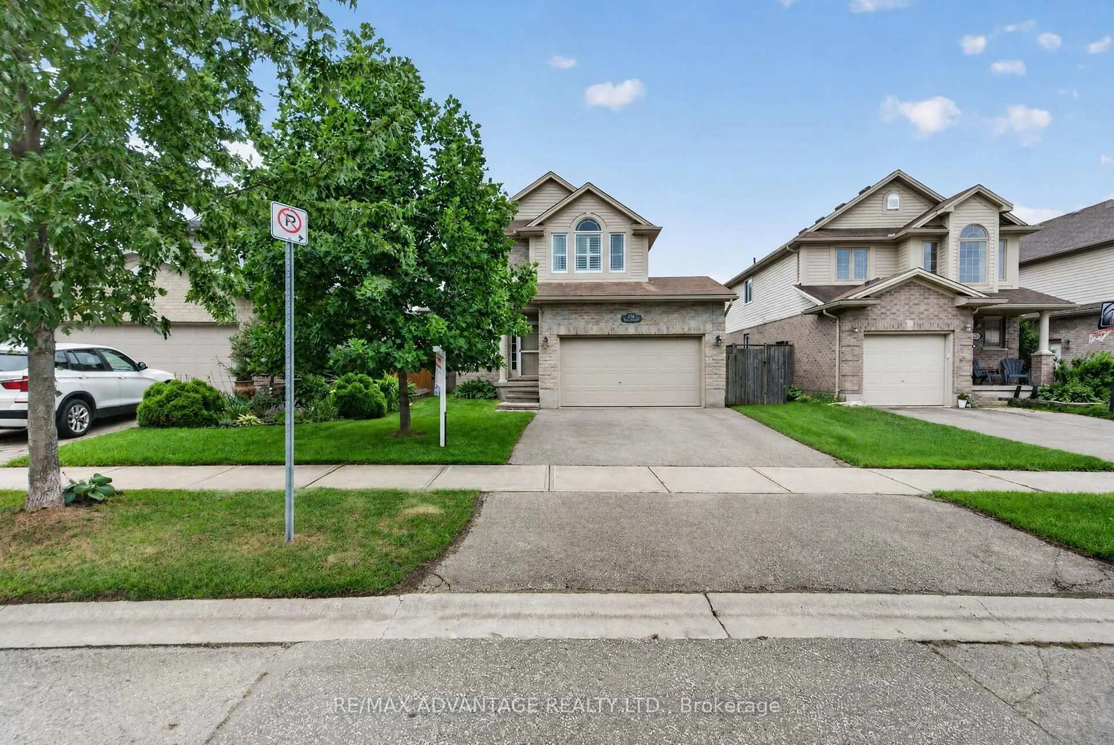 A pic from outside/outdoor area/front of a property/back of a property/a pic from drone, street for 782 Reeves Ave, London North Ontario N6G 5K3