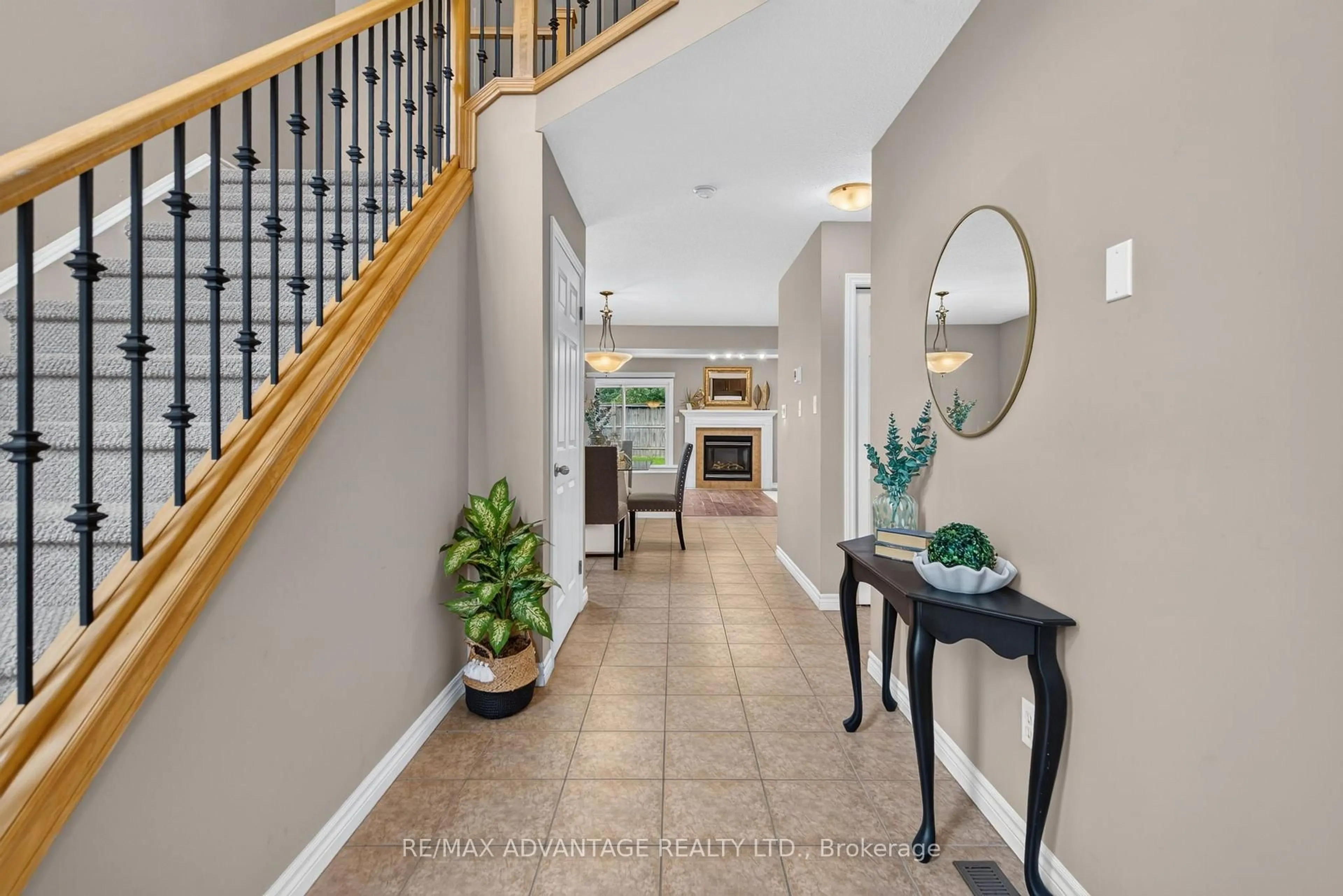 Indoor entryway for 782 Reeves Ave, London North Ontario N6G 5K3