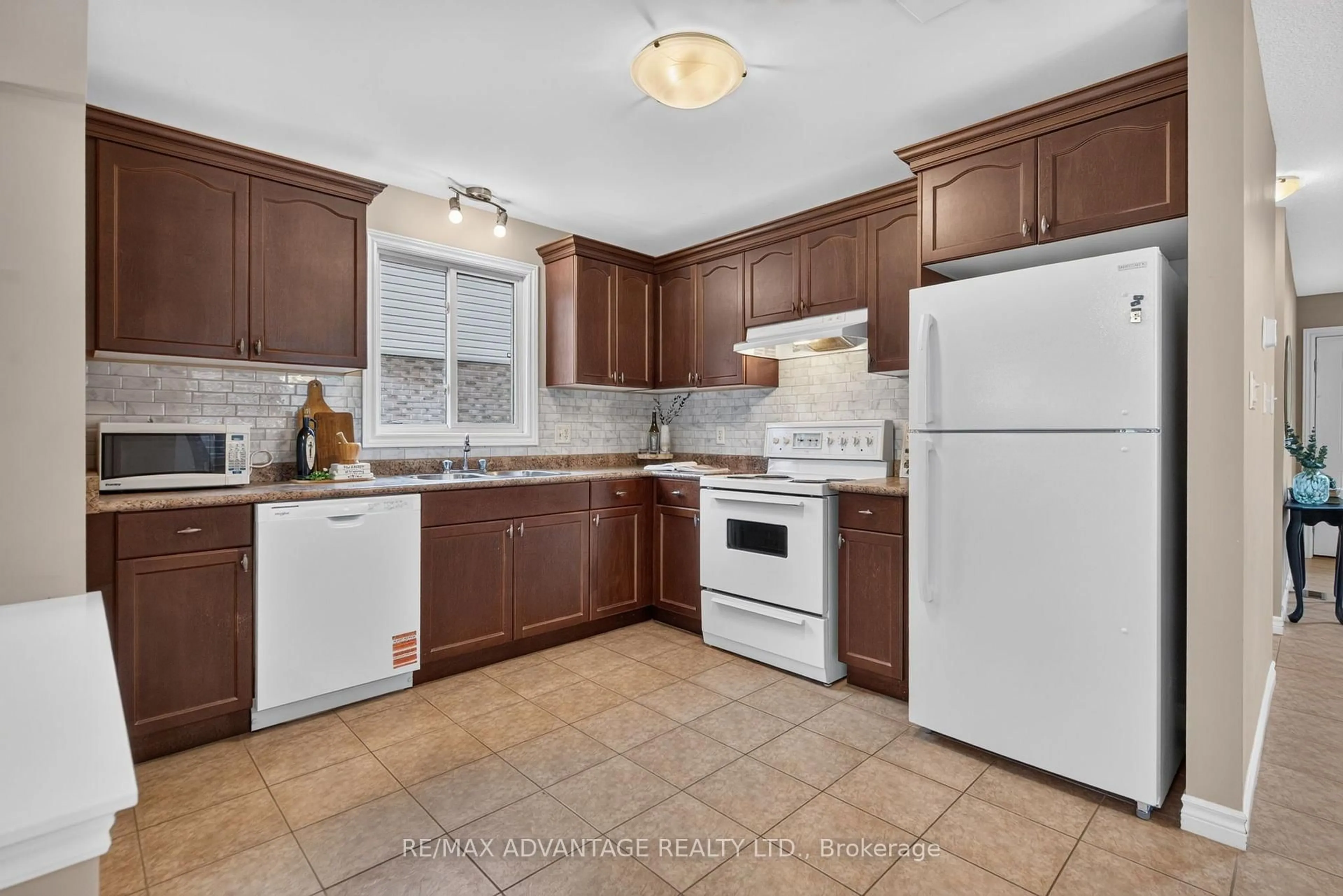 Standard kitchen, ceramic/tile floor for 782 Reeves Ave, London North Ontario N6G 5K3