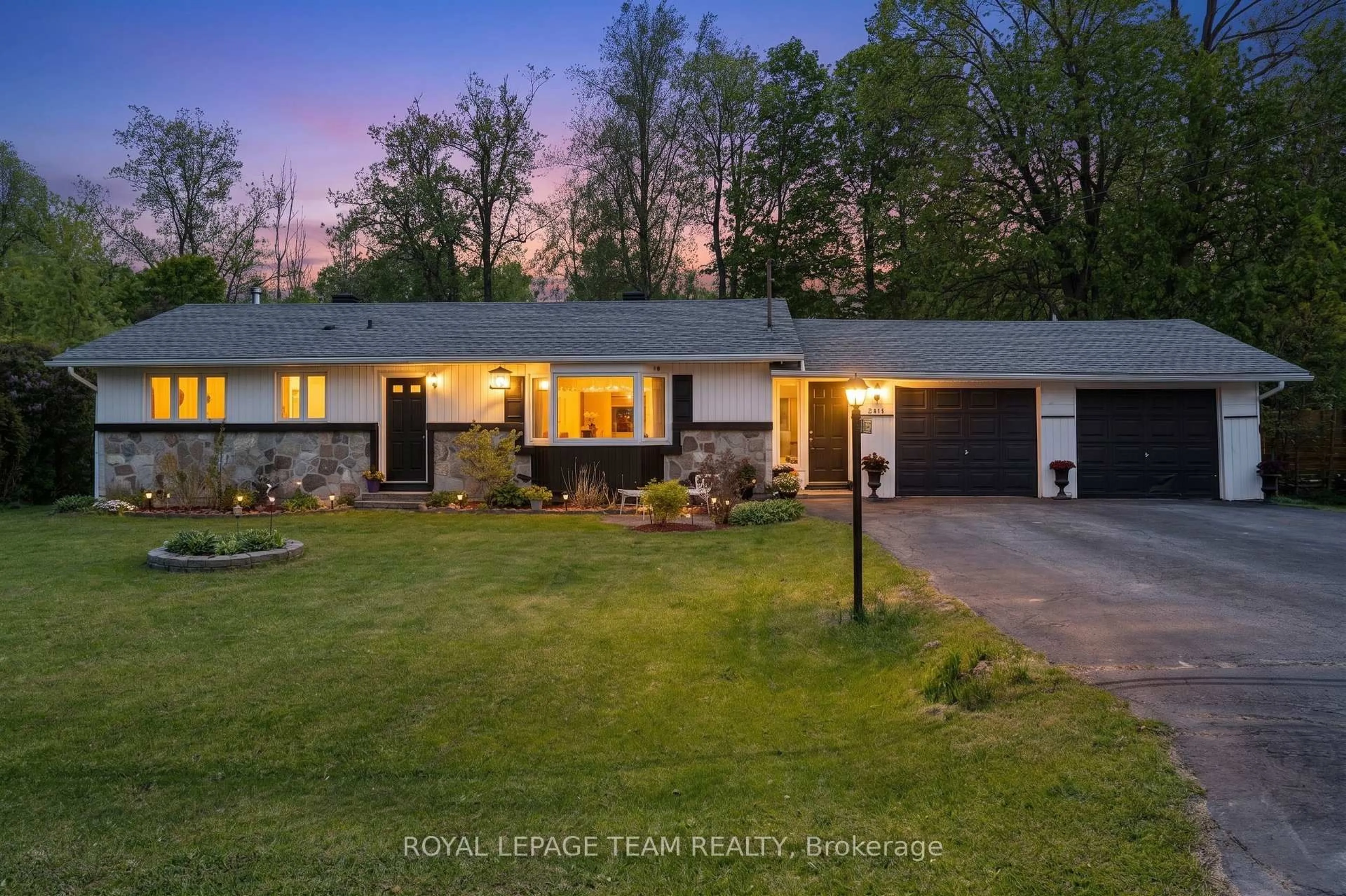 A pic from outside/outdoor area/front of a property/back of a property/a pic from drone, street for 5643 Ficko Cres, Ottawa Ontario K1X 1H3
