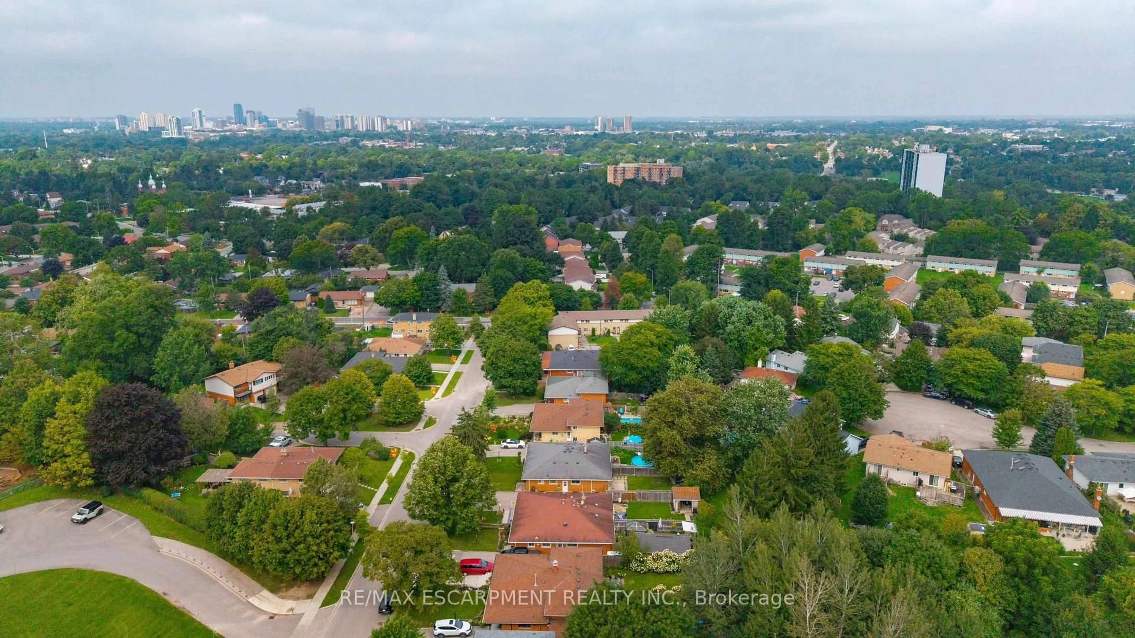 A pic from outside/outdoor area/front of a property/back of a property/a pic from drone, city buildings view from balcony for 220 CAIRN St, London South Ontario N5Z 3W7