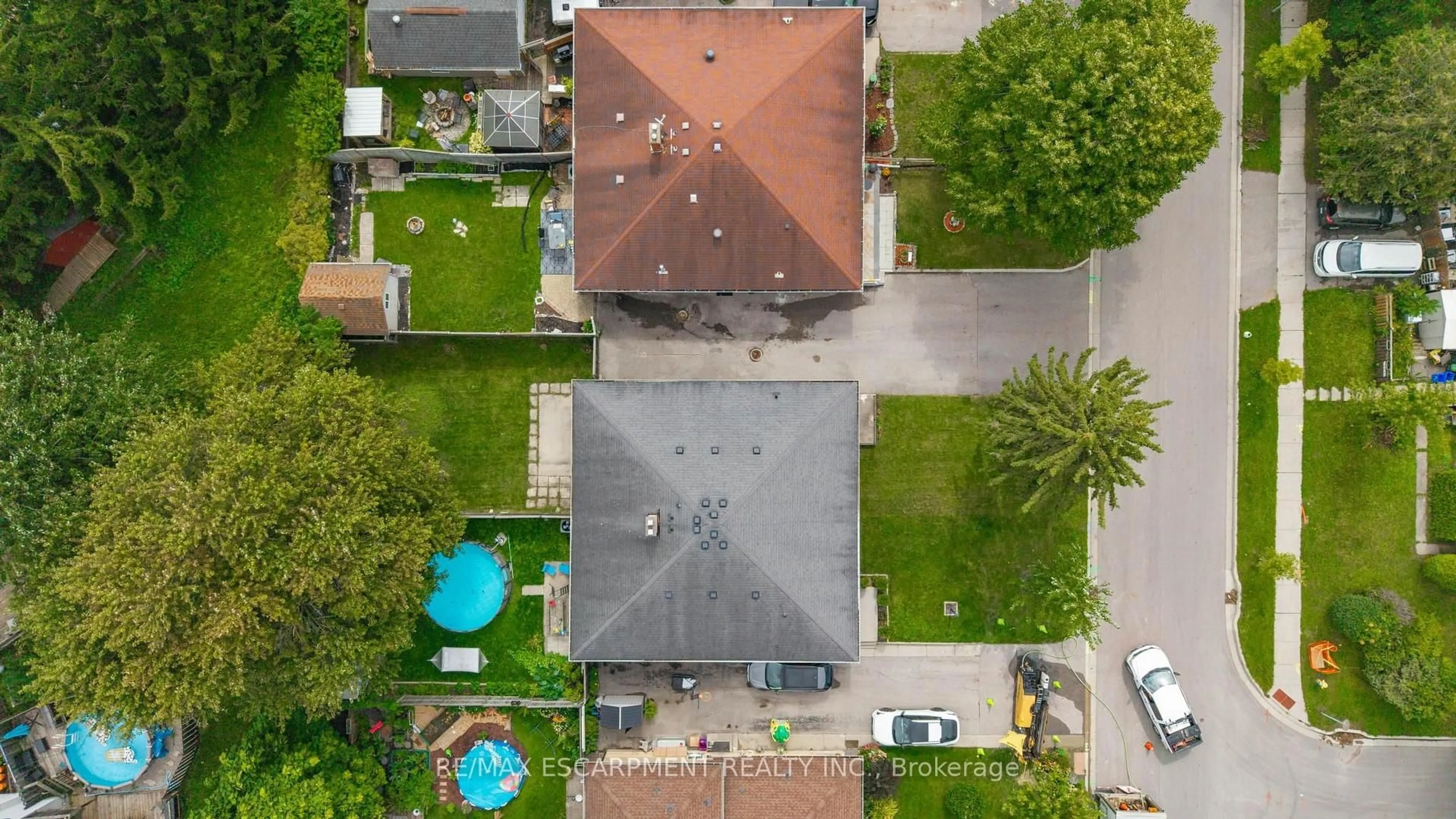 A pic from outside/outdoor area/front of a property/back of a property/a pic from drone, street for 220 CAIRN St, London South Ontario N5Z 3W7