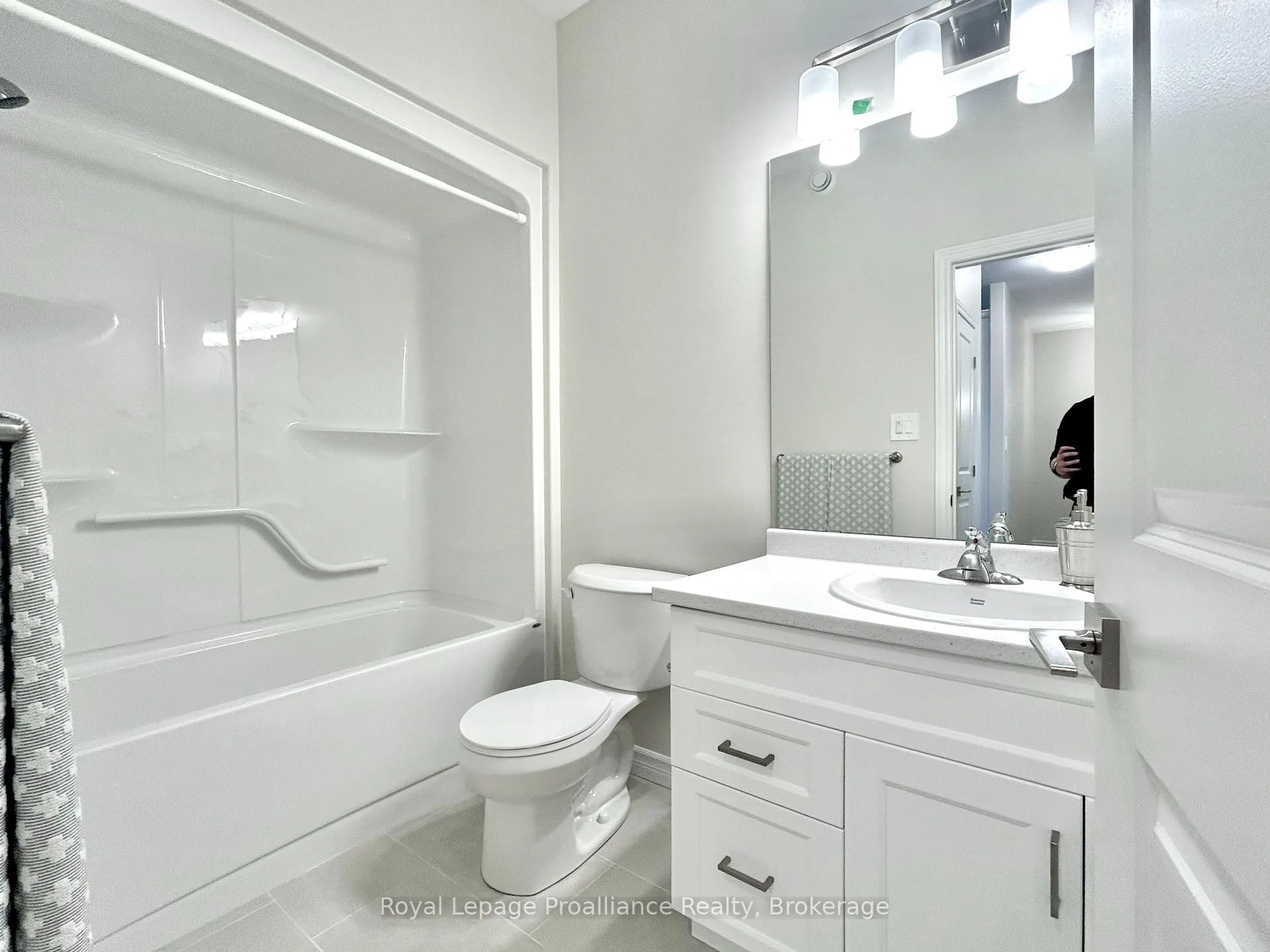 Standard bathroom, ceramic/tile floor for 130 Athabaska Dr, Belleville Ontario K8N 0T2
